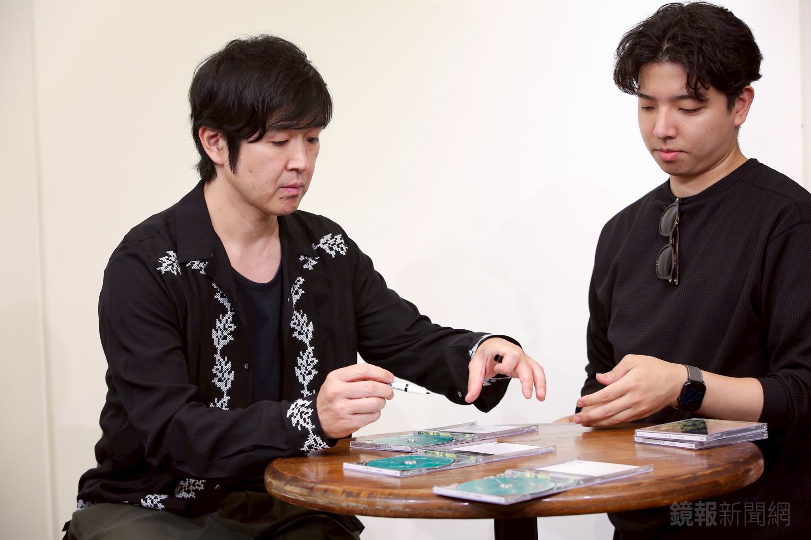 藤卷亮太現場簽名新專輯。李鍾泉攝