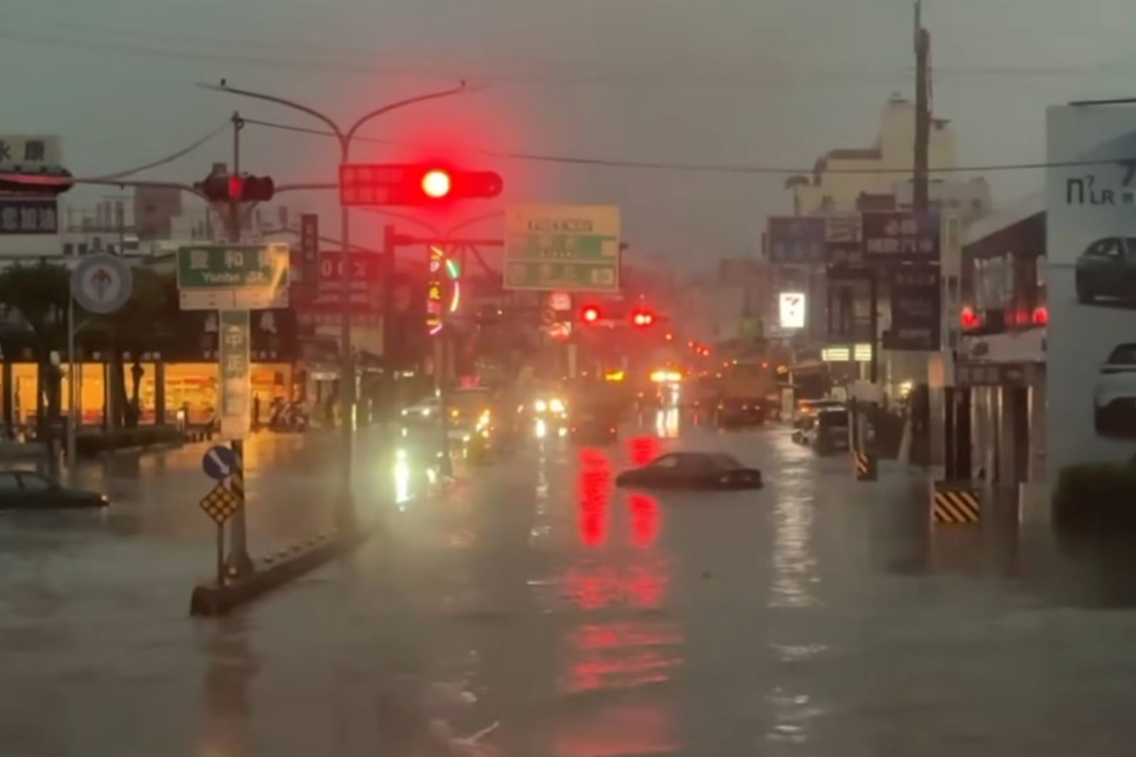 國家警報大響！台南暴雨「水淹過一個輪胎高」　緊急停班停課