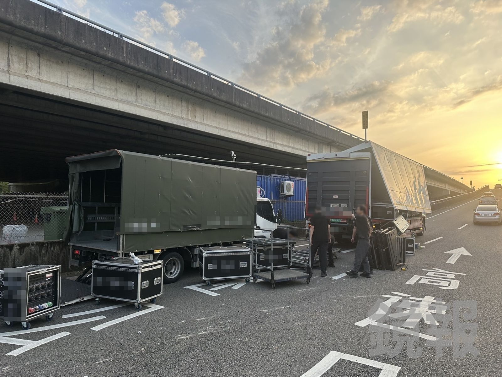 週一下班崩潰瞬間！國一南下貨車「門炸開」　音響器材狂噴匝道全塞爆