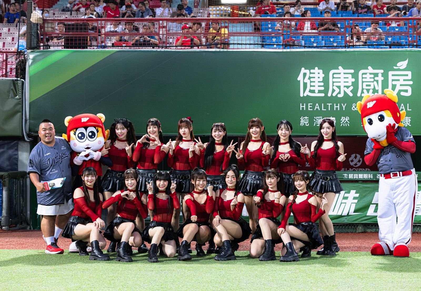 啦啦隊人氣高漲，負面新聞也跟著來。翻攝味全龍Dragons臉書