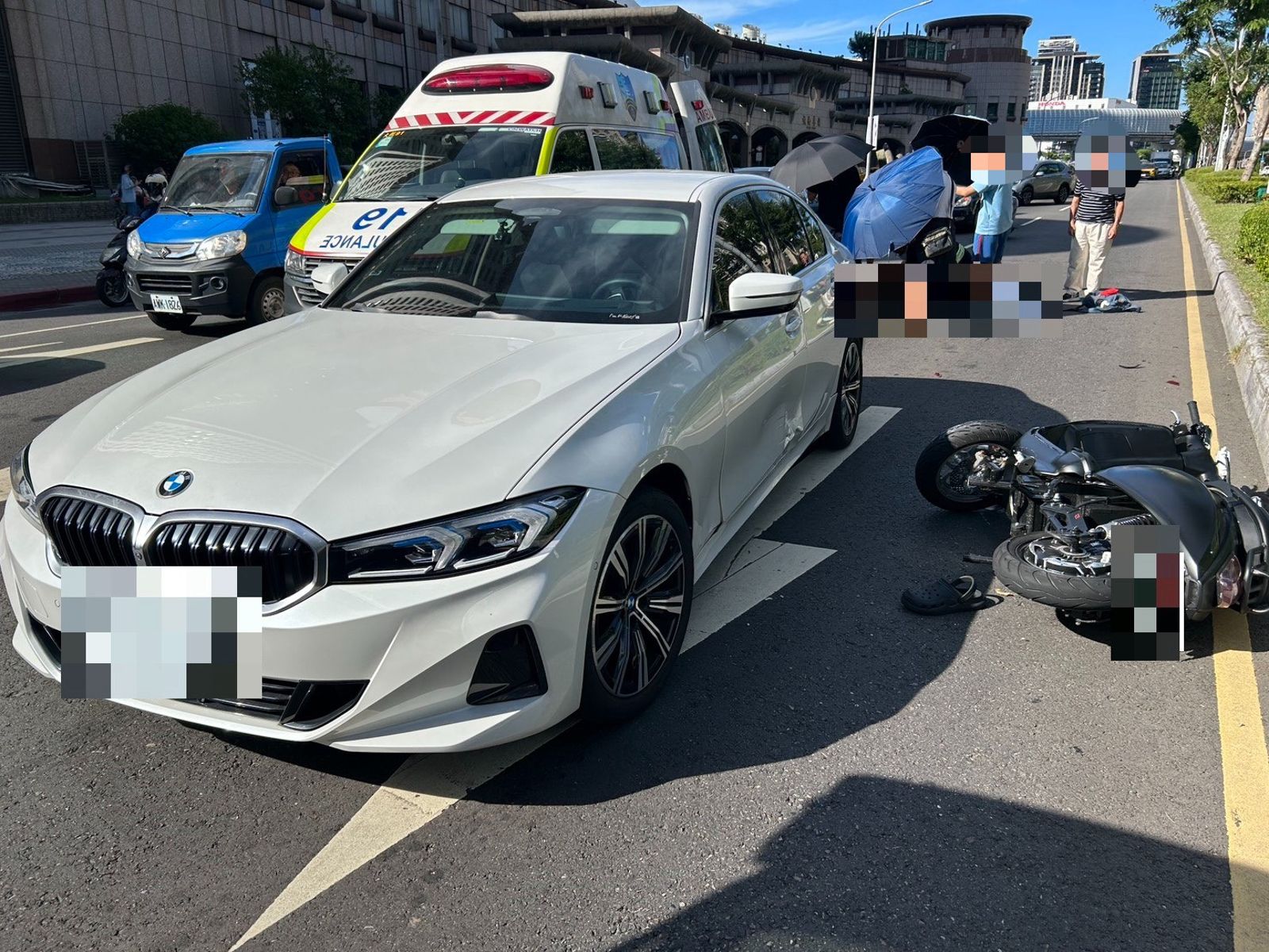 駕照雞腿換的?87歲翁駕BMW「螃蟹步」連切2車道 電動車騎士反應不及無辜枉死