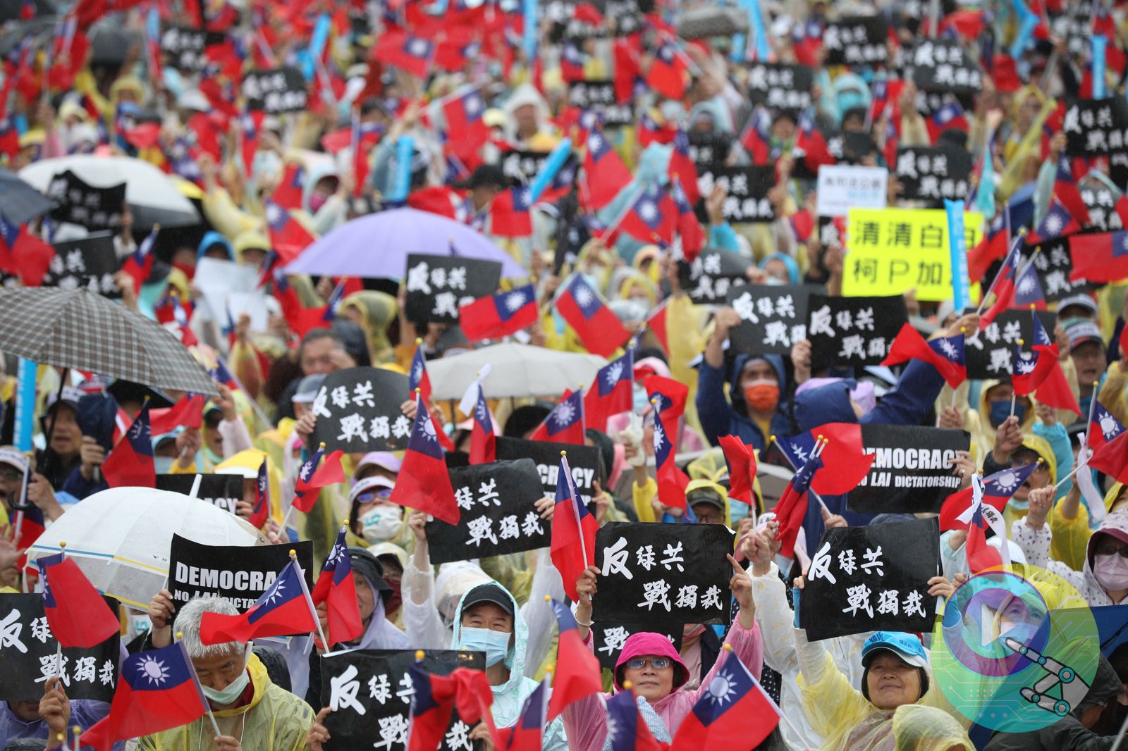 圖輯／「反綠共、戰獨裁，凱道一起站出來！」　藍白政治人物輪番上台助講