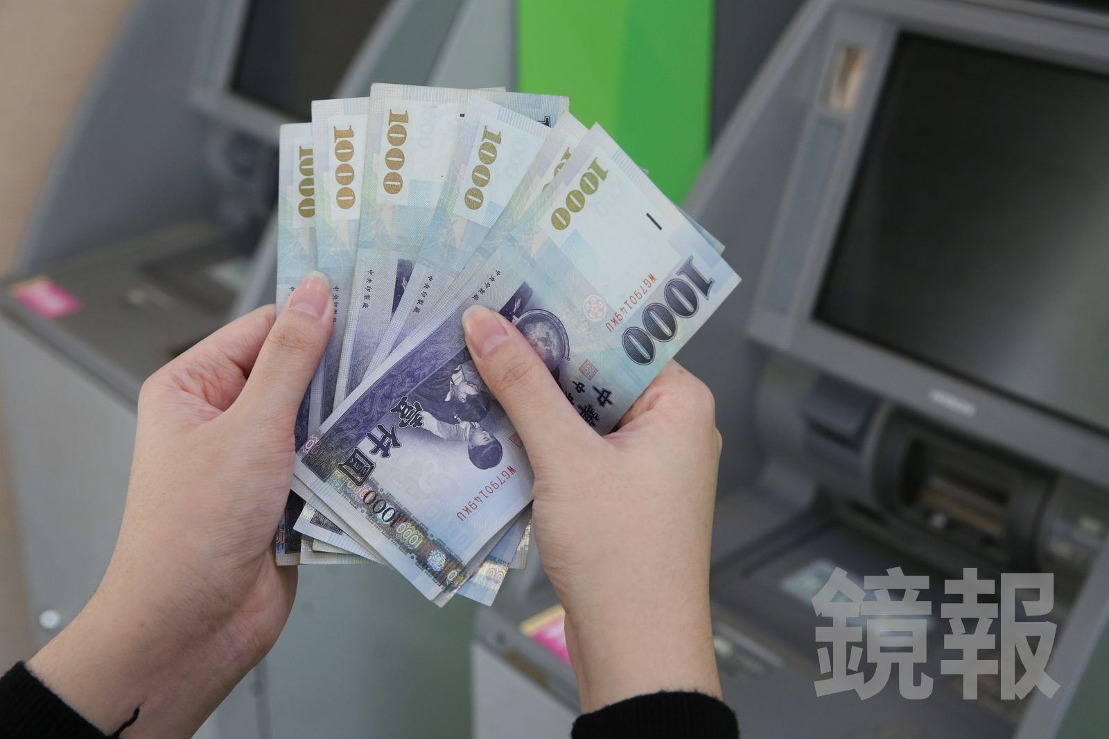 行政院今拍板普發1萬最快在明年農曆春節前即可啟動發放作業,2027年1月26日就能登記入帳。資料照片。攝影董孟航