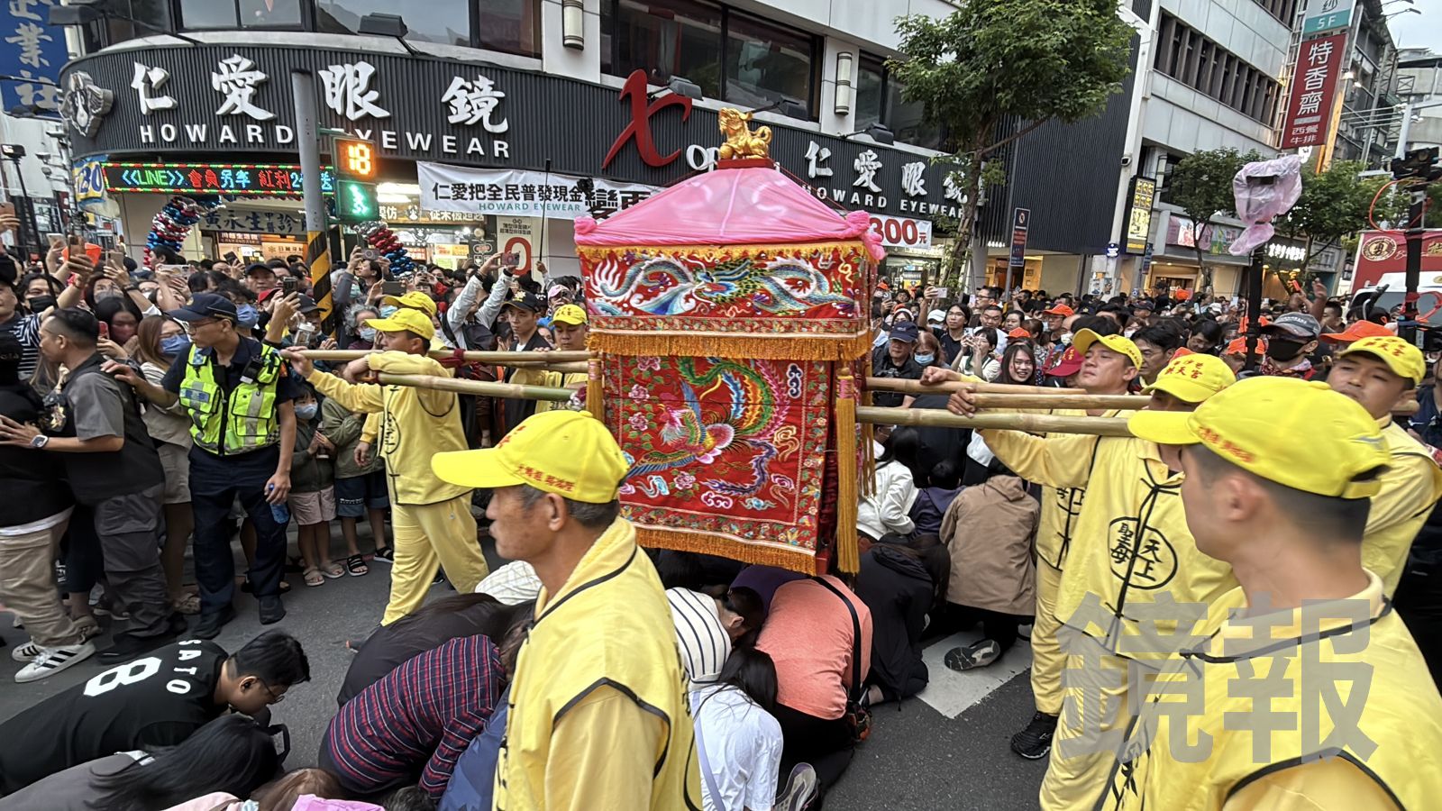 女神降臨!「粉紅超跑」魅力擋不住 信徒激動突暈眩倒地