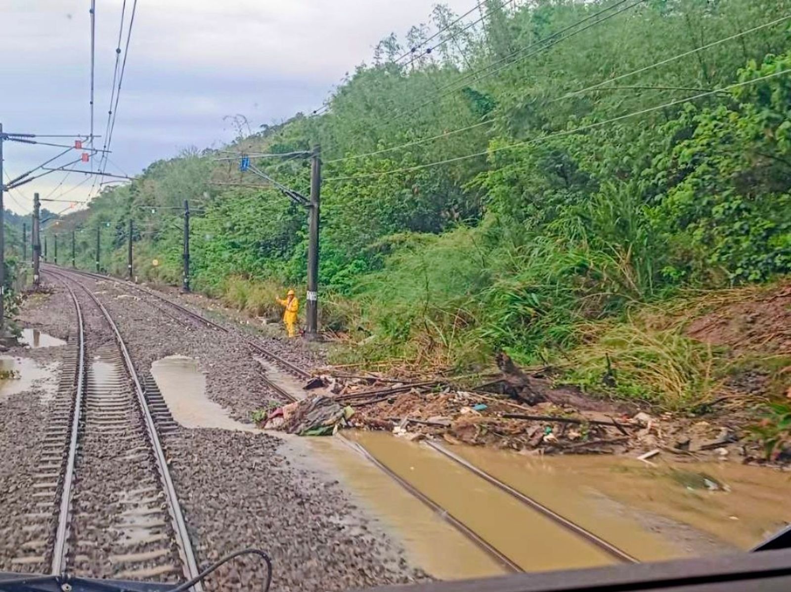 豪雨致軌道淹水、落石影響　台鐵：今天12點前「新竹至彰化對號車」開放電子票證
