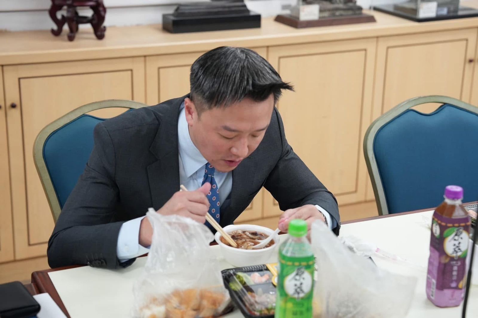 李正皓三立門口遭辣椒水襲擊 監視器揭歹徒「埋伏2小時才出手」