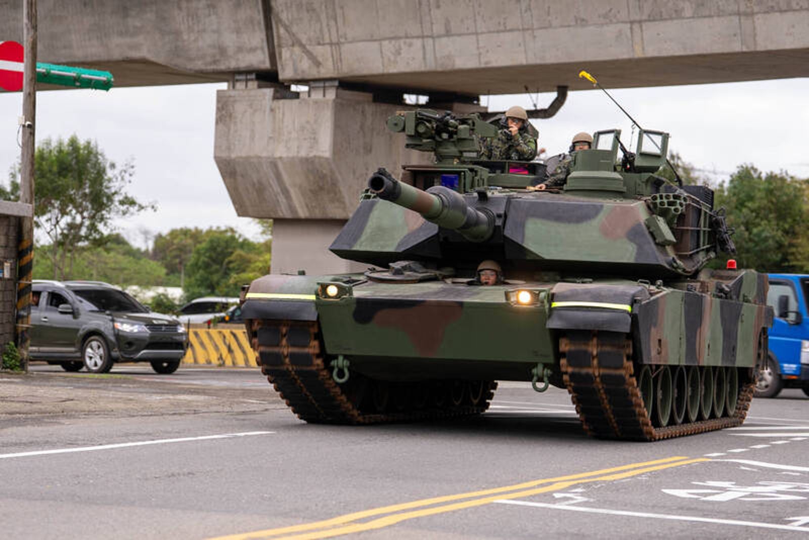 M1A2T全部部署在北部的六軍團,其中一項考量很可能是北部的基礎建設較為完善,能讓M1A2T安全通過的橋樑比較多。圖片取自軍聞社