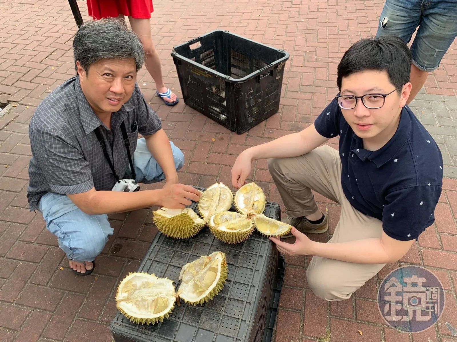 已故作家陸之駿與王浩宇合照。鏡週刊