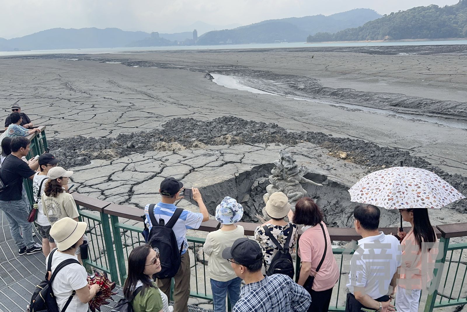 日月潭知名景點「九蛙疊像」全員現身，不少遊客到場目睹睽違5年的旱象奇景。林建鋒攝