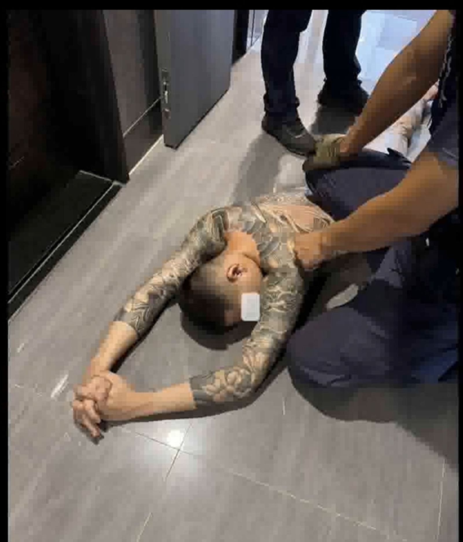 早知不救你！曾遭屏東議員「鐵鍊鎖脖」　衰男獲釋竟揪弟再組詐團騙2千萬