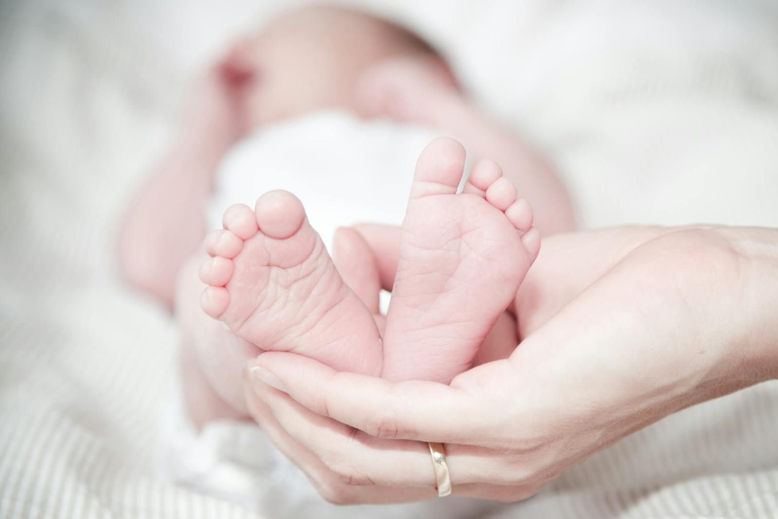 兒子出生即夭折!母靠1招「帶回家陪伴10天」 每天陪睡留最後回憶