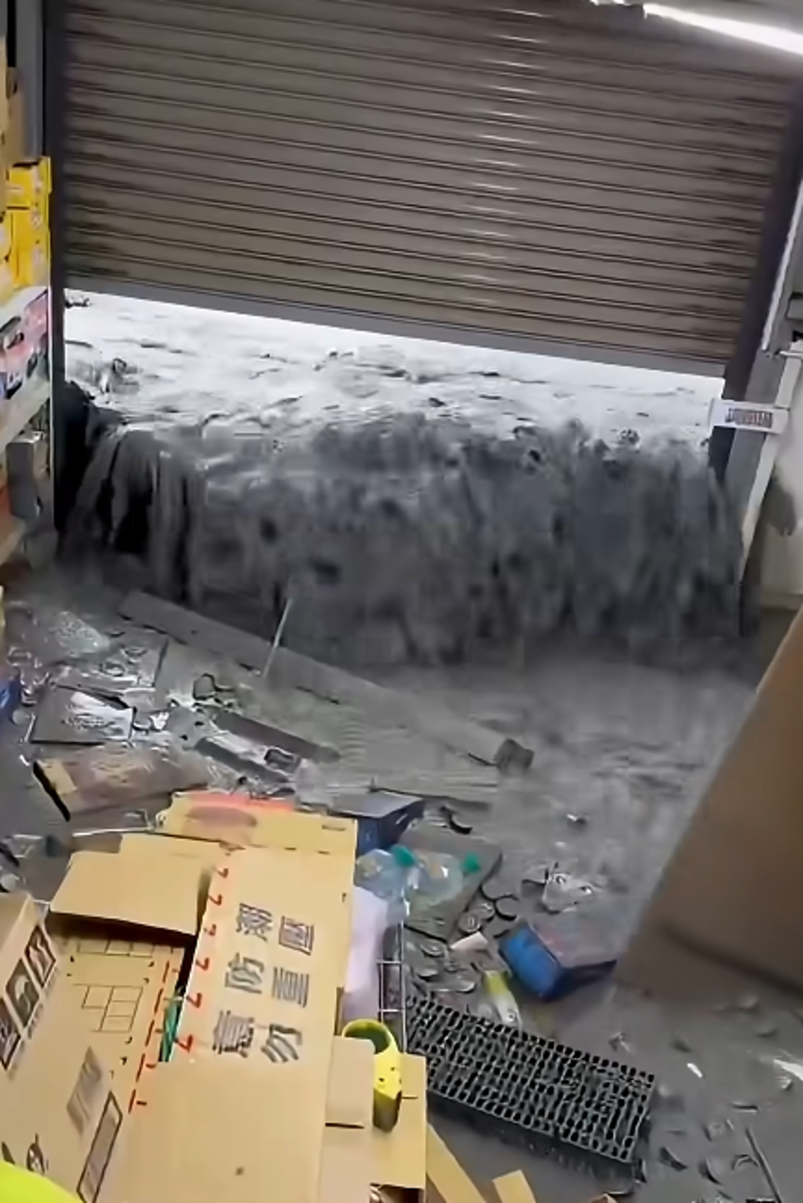 堰塞湖溢流泥水沖進全聯花蓮光復中山門市。圖／翻攝畫面