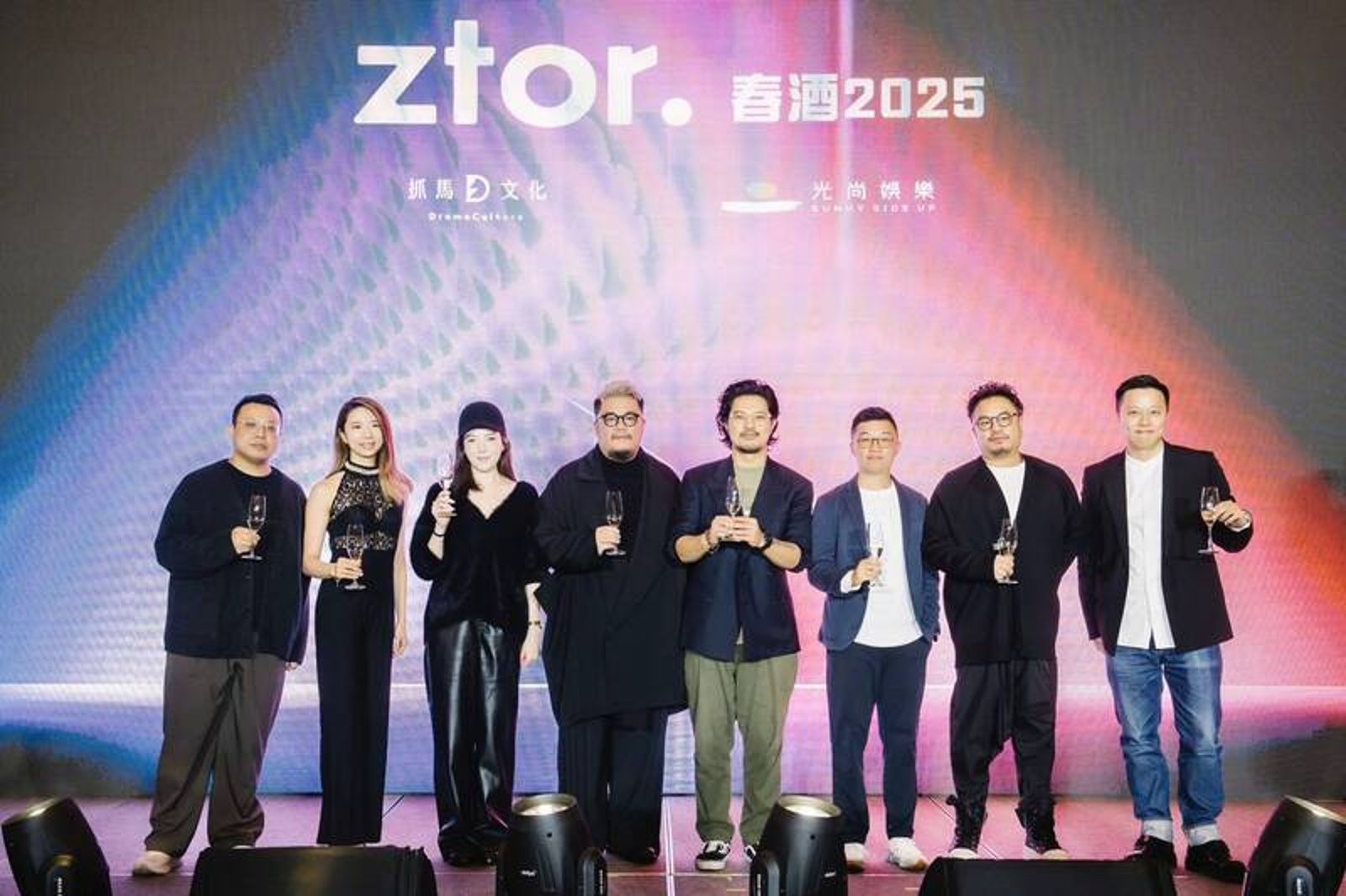 許瑋甯（左三）今年2月宣佈與抓馬文化合資創立影視製作公司「時間軸製作所」擔任董事。抓馬文化提供