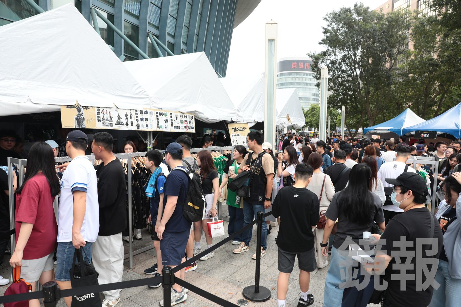 直擊／紀念御守30分鐘賣光！林志傑引退賽爆人潮　清晨8點驚見球迷排隊