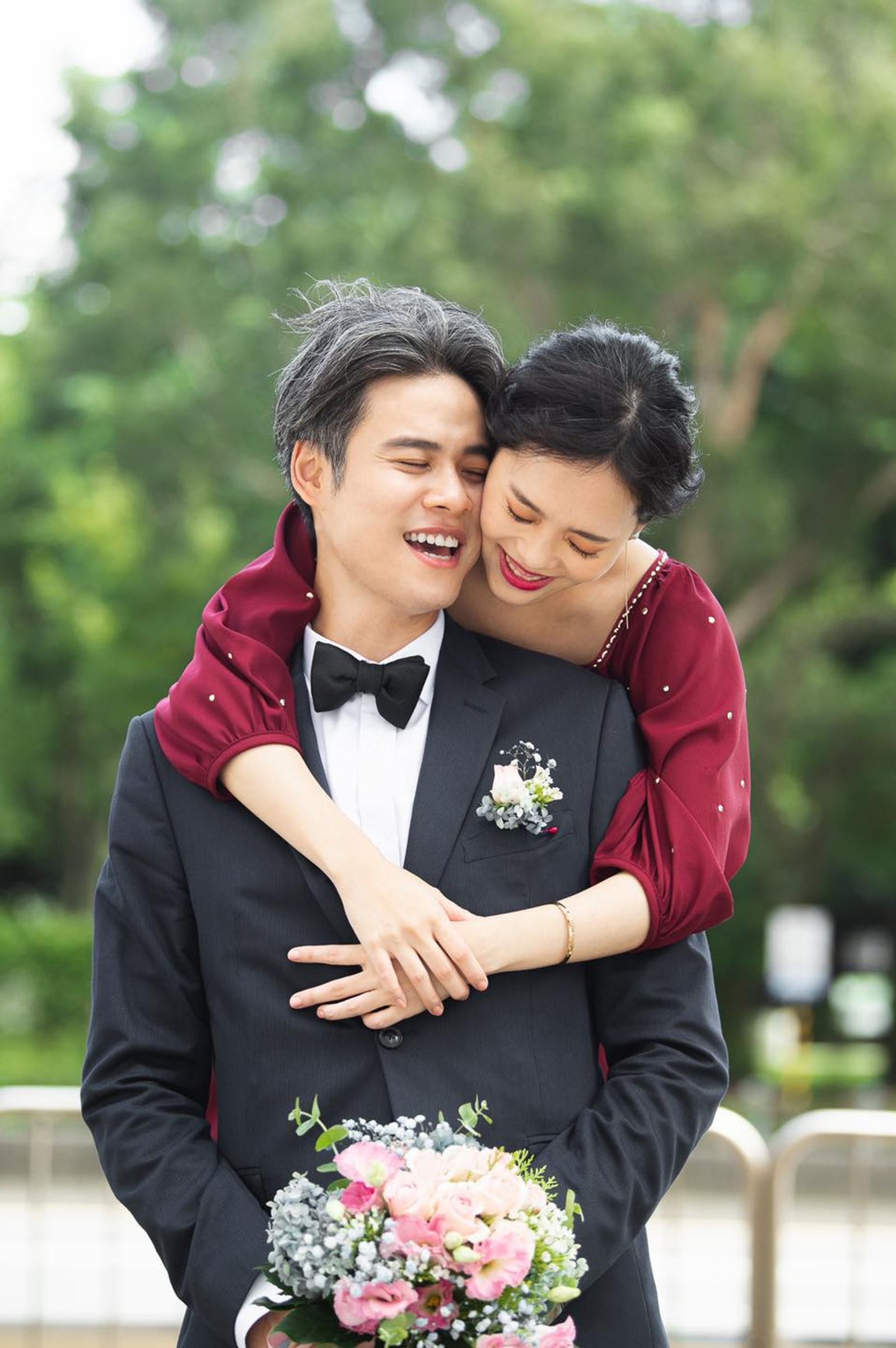 吳定謙（前）與太太低調生下二寶。翻攝吳定謙臉書