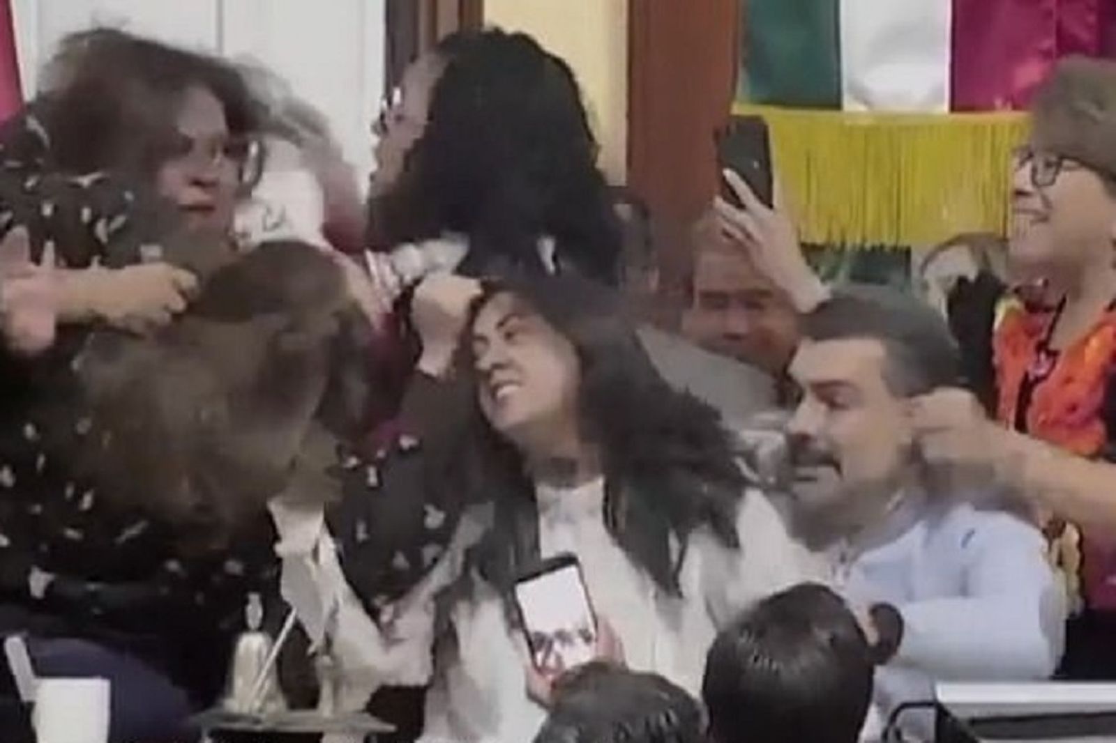 41J肉聲／跟台灣一家親？墨西哥議會爆全武行　兩黨議員互巴頭、扯髮