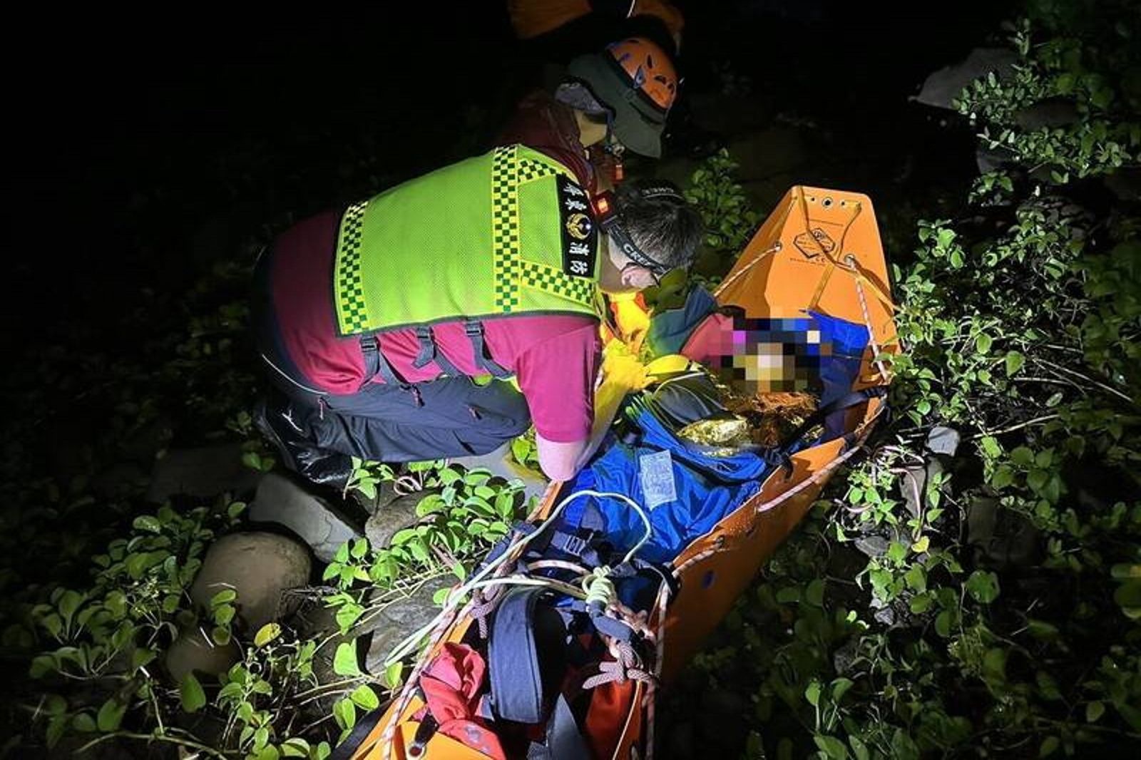 墾丁虎頭蜂狂襲傳2死!女負傷驚逃曝隊友「最後一句話」 搜救隊徹夜搬下山急送醫