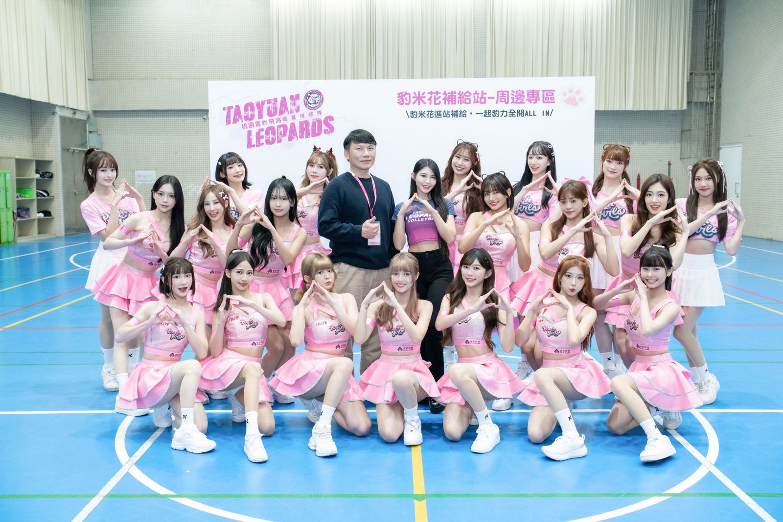 執行長陳家奇（中）、舞蹈總監陸筱晴率20位絕美天使降臨。影響力動能提供