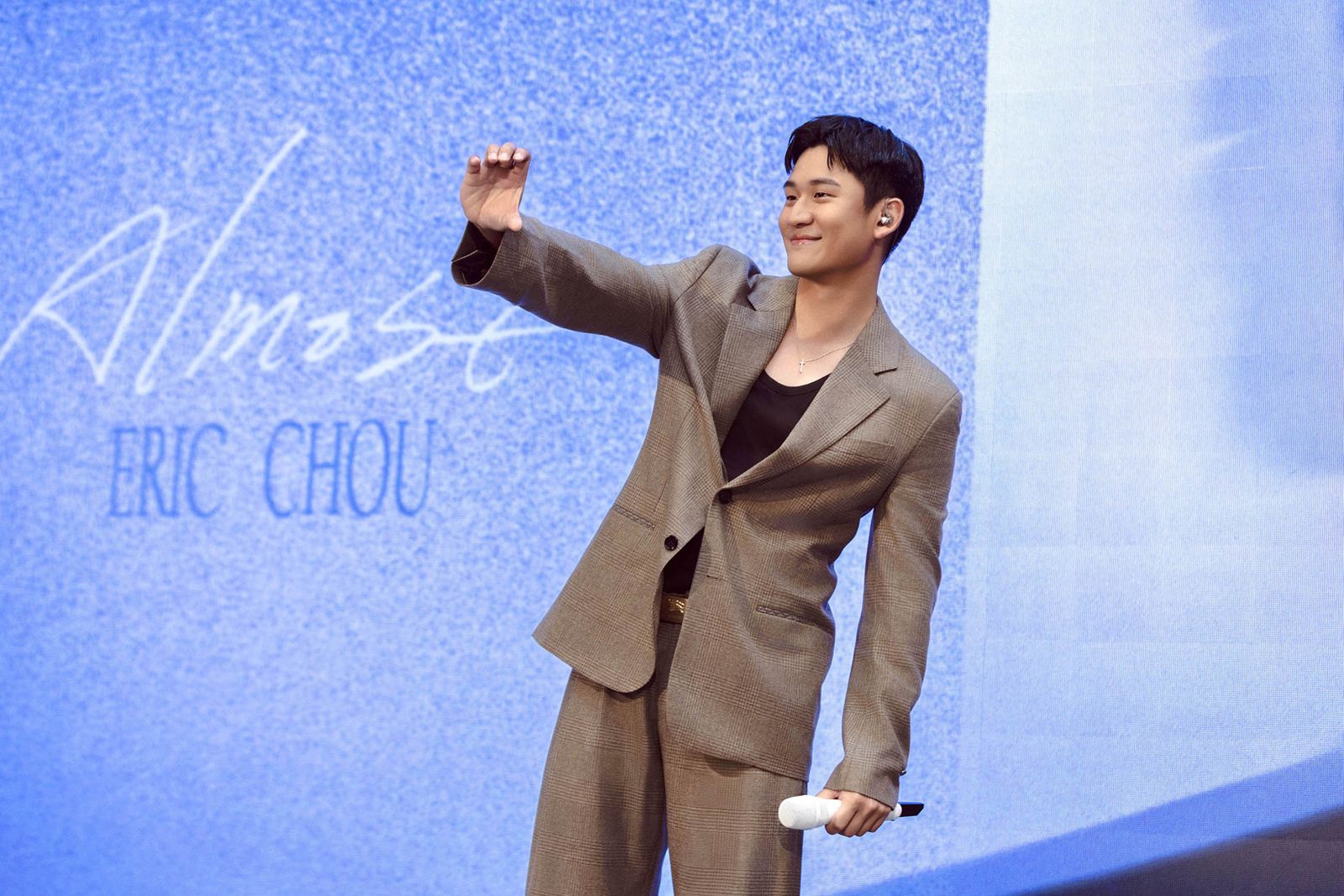 周興哲甜誇舒華膚色「不可思議的白」　下秒脫口一句話全場笑炸