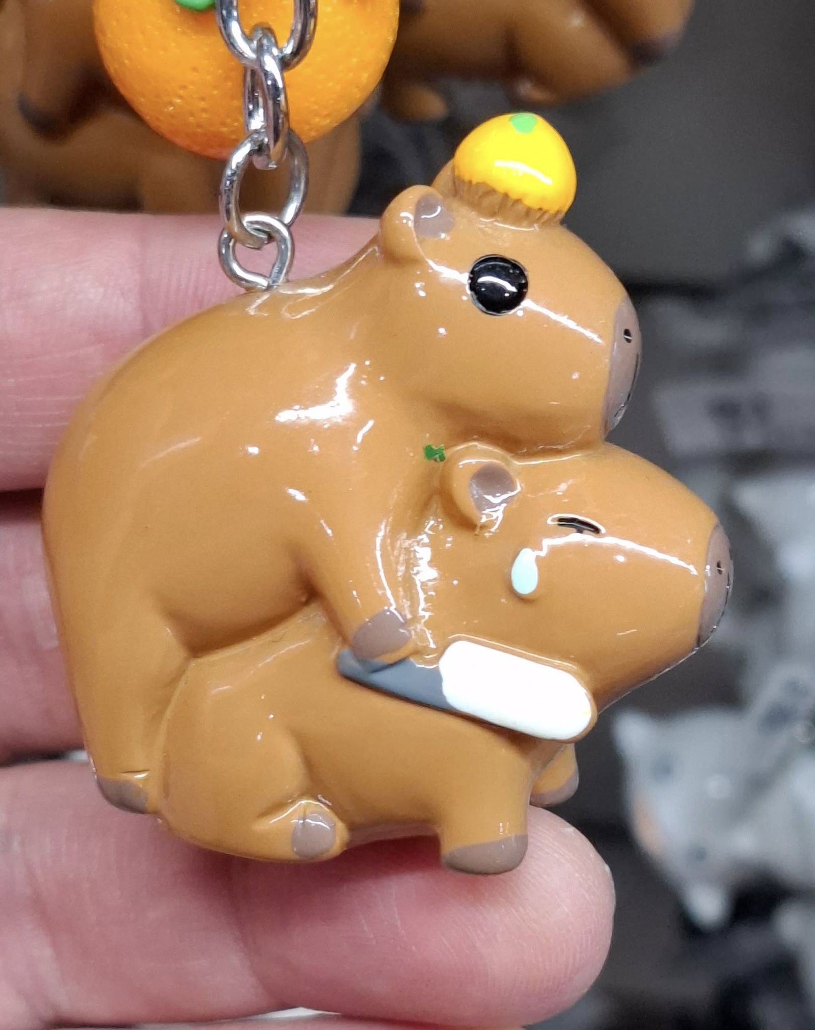 水豚君吊飾「拿刀又交疊」遭轟下流！屏東海生館道歉了