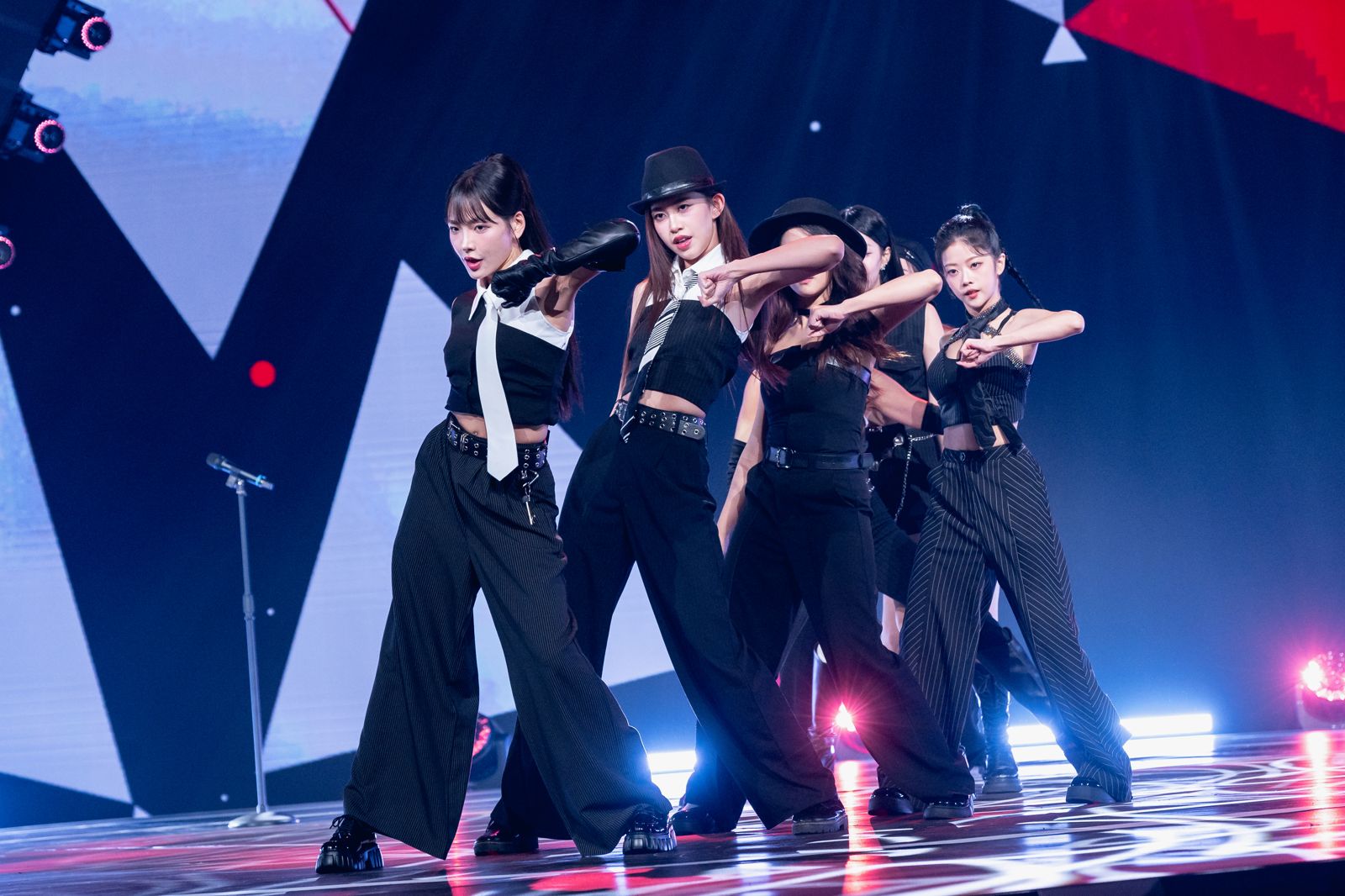 電豹女韓籍成員海莉（左1）罕見吐露心聲，坦言異鄉奮鬥的孤單。華視提供