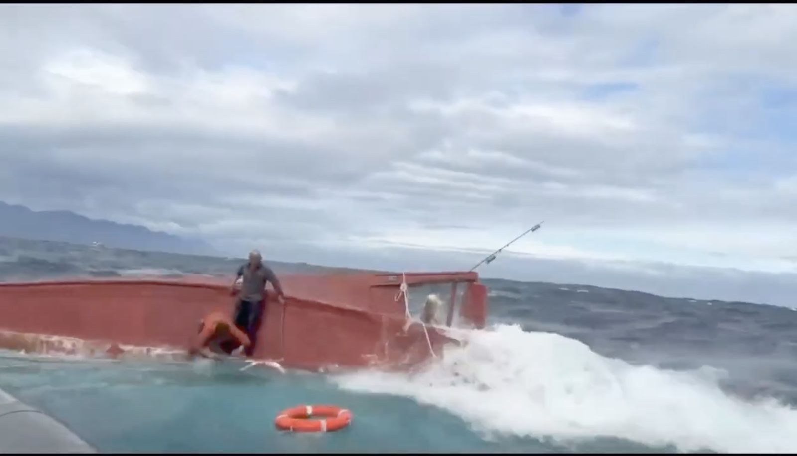 巨浪侵襲打翻漁船 3船員落海苦撐2小時平安獲救