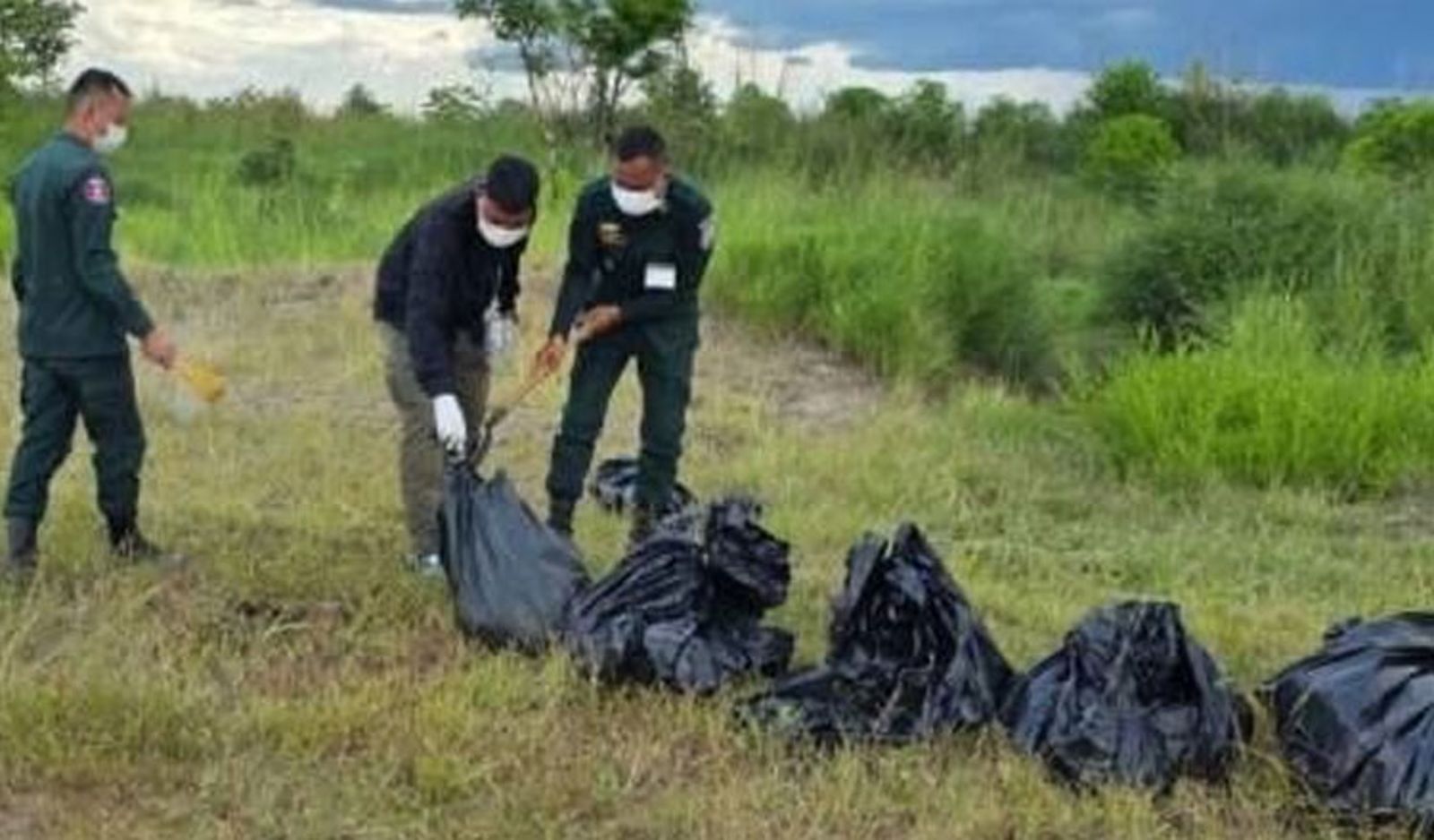 狗狗叼骨頭狂啃…他跟著去驚見「塑膠袋掉出人頭」嚇歪報警!疑2外國男遭分屍