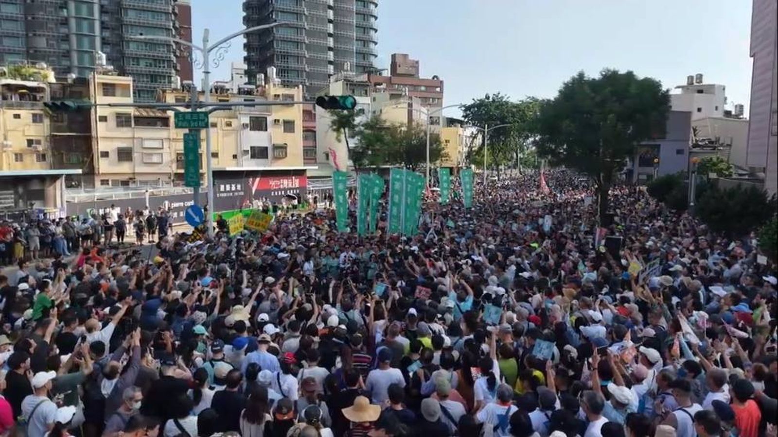 「洋流」襲港都空拍畫面曝光!沈伯洋快閃高雄合體賴瑞隆 警粗估人潮炸裂「破3萬」