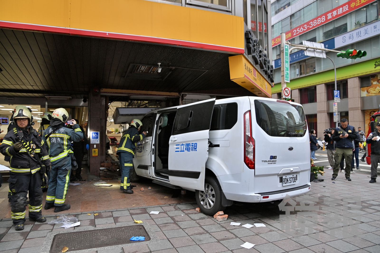 三立採訪車撞進銀行。林煒凱攝