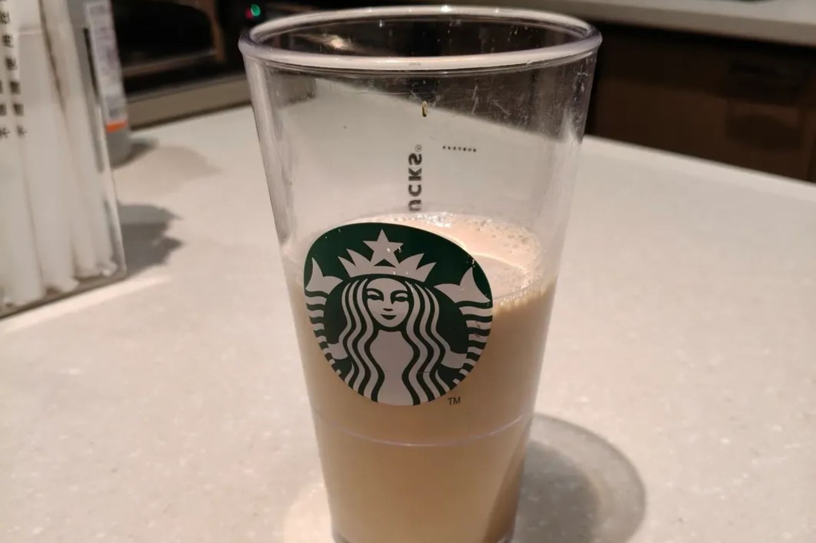 星巴克新制於12日上路,一名客人點特大杯飲料,選擇不補奶,結果只剩下半杯。圖/Threads網友orion_huang1227授權提供