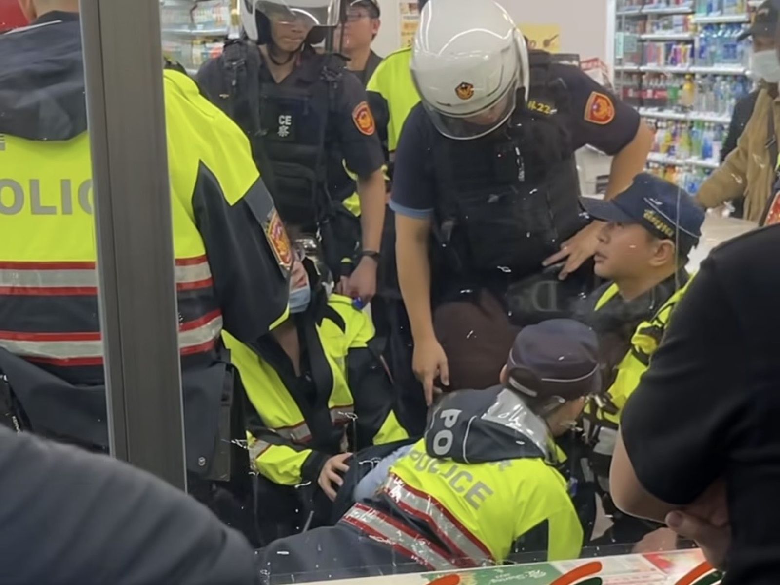 2025青山盃開打！馬國醉男超商暴走　怒推貨架遭警帶走