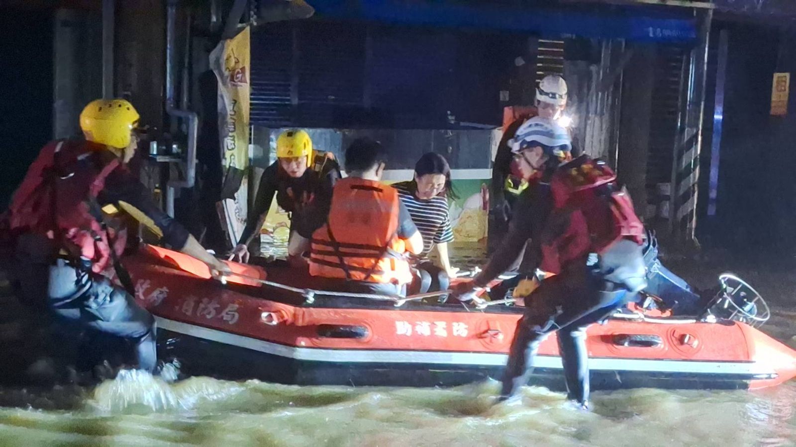 蘇澳市區大淹水，上百民眾漏夜逃難。圖／翻攝自蘇澳鎮公所臉書