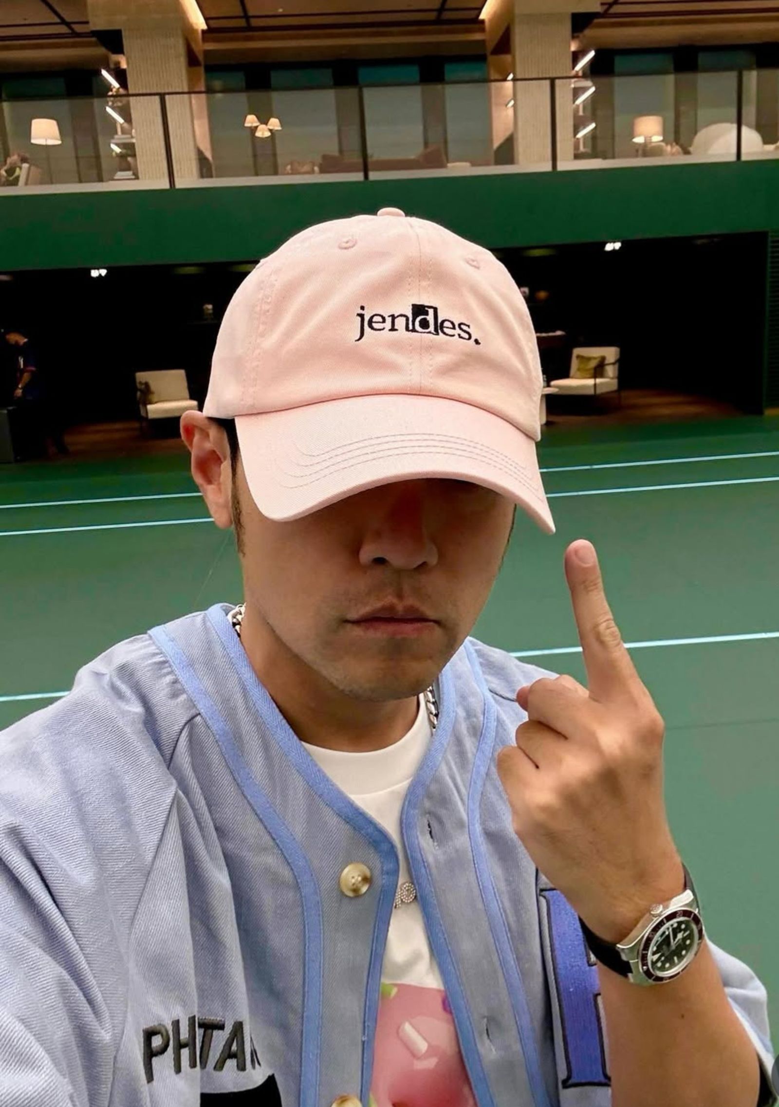 周杰倫指著頭上的粉紅帽，推銷老婆的品牌。翻攝周杰倫IG