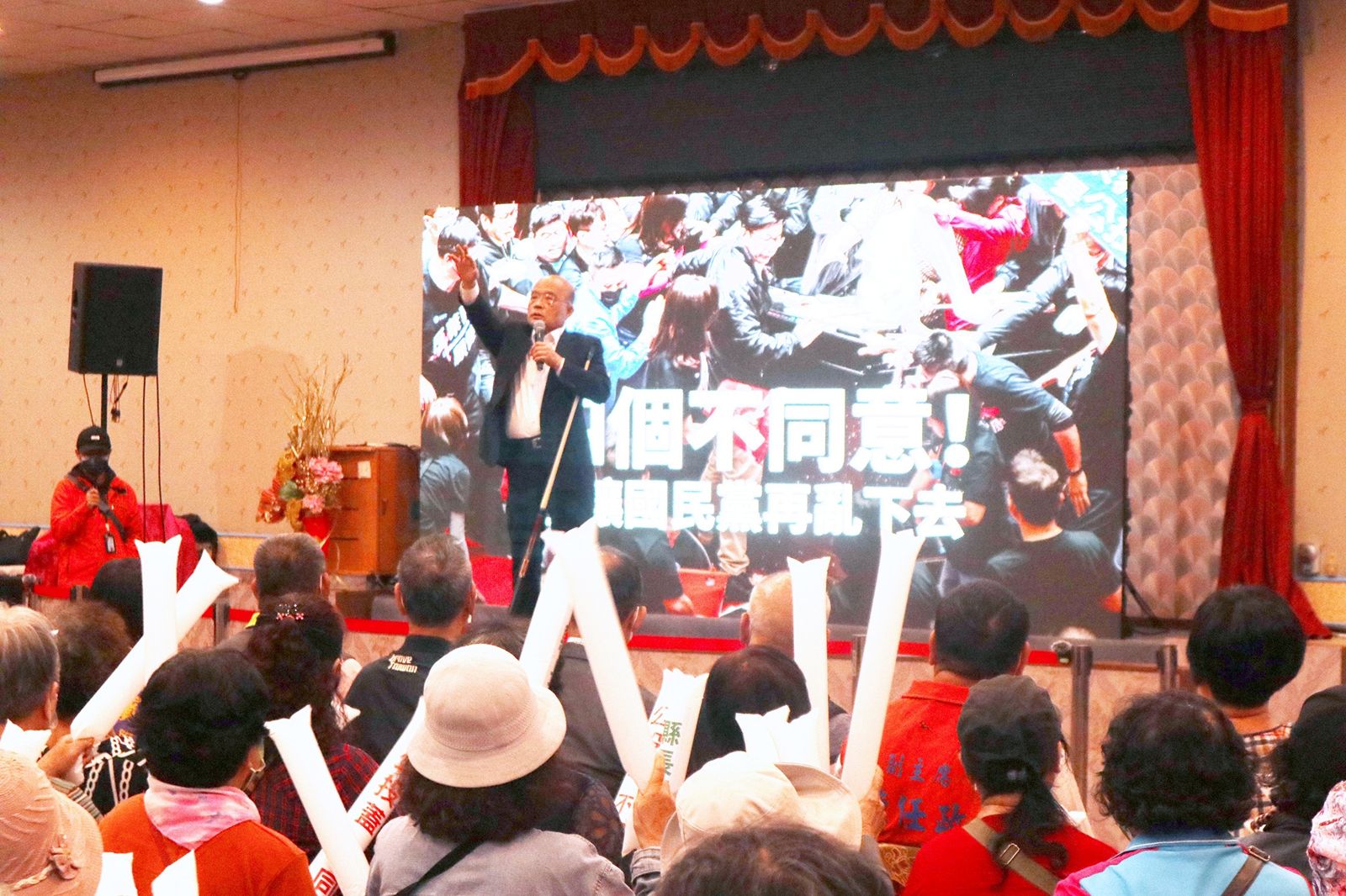 2021年,前行政院長蘇貞昌為四大公投跑遍全台辦說明會,被視為守住四大公投的關鍵之一。(資料照片/翻攝鍾佳濱臉書)