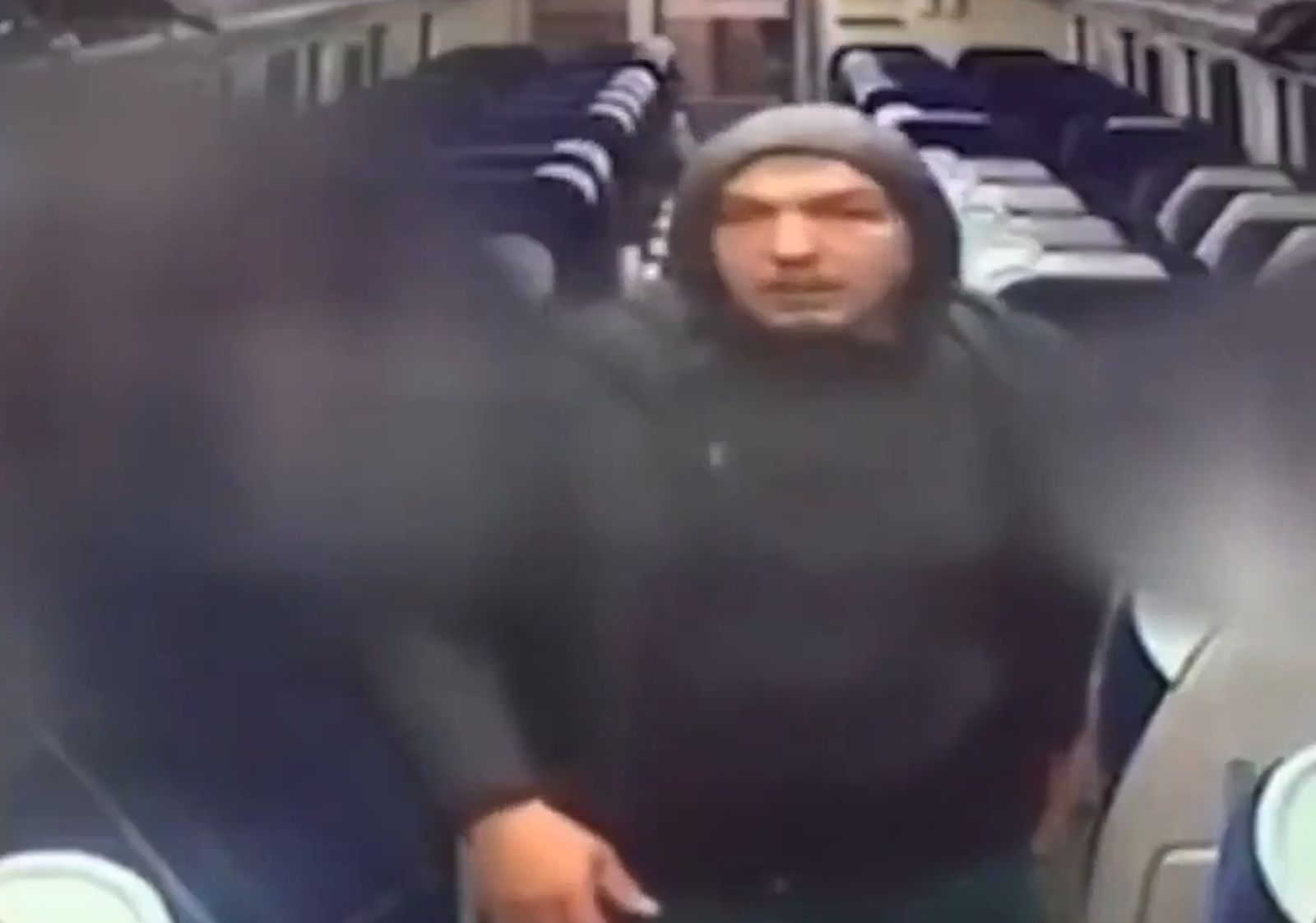 帕特蘭曾在火車車廂內裸露下體。圖／翻攝自X