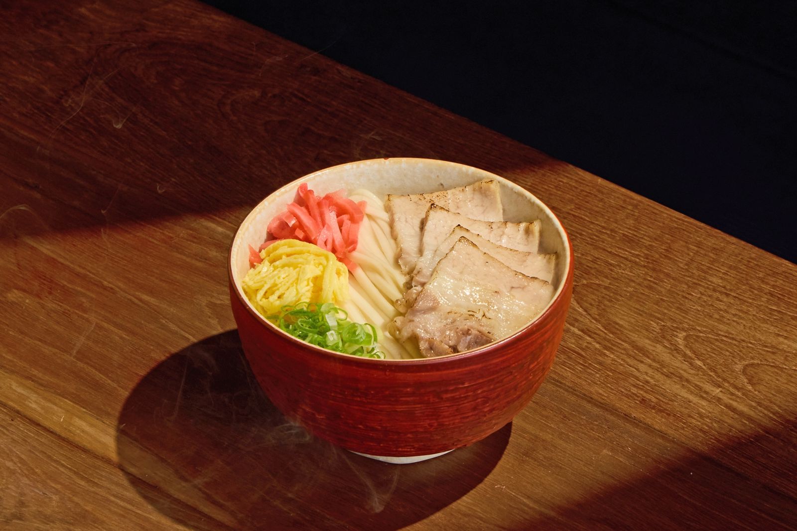 「沖繩風醬油拉麵」以滷汁、高湯與醬油熬製湯底,搭配豬五花叉燒與彈Q麵條,呈現濃郁沖繩風味。(320元/單點,Inari 供圖)