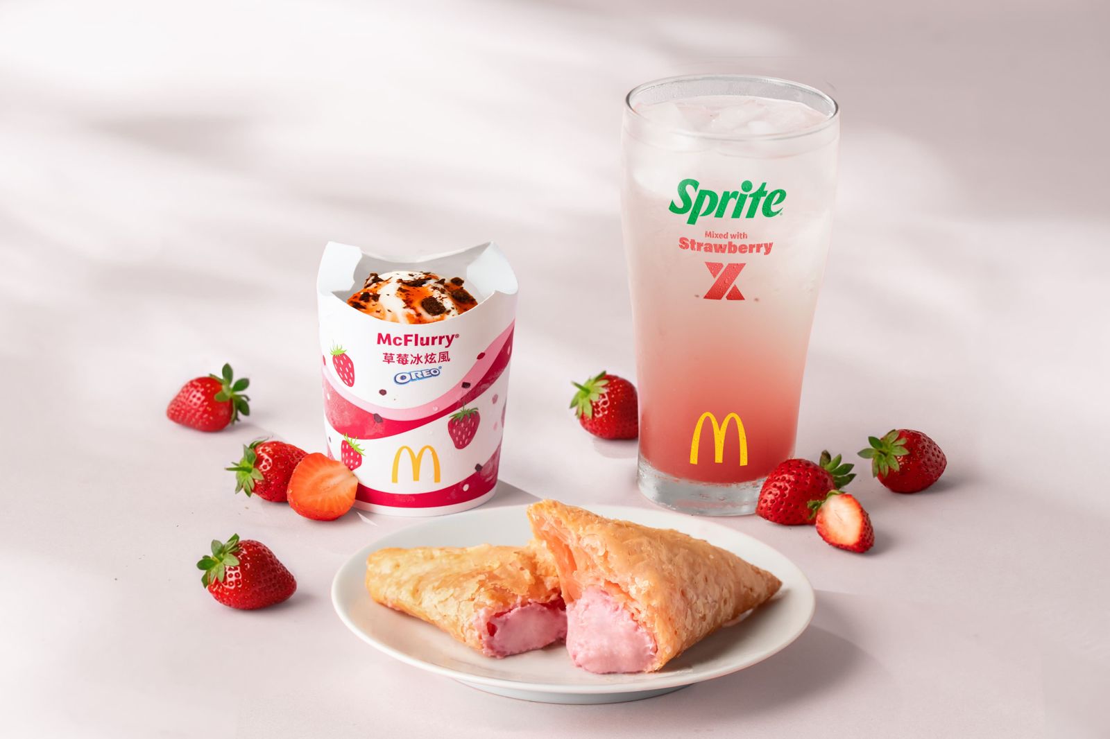 「草莓白巧克力三角派」外皮酥脆，草莓白巧克力餡酸甜不膩。（50元／個，麥當勞供圖）