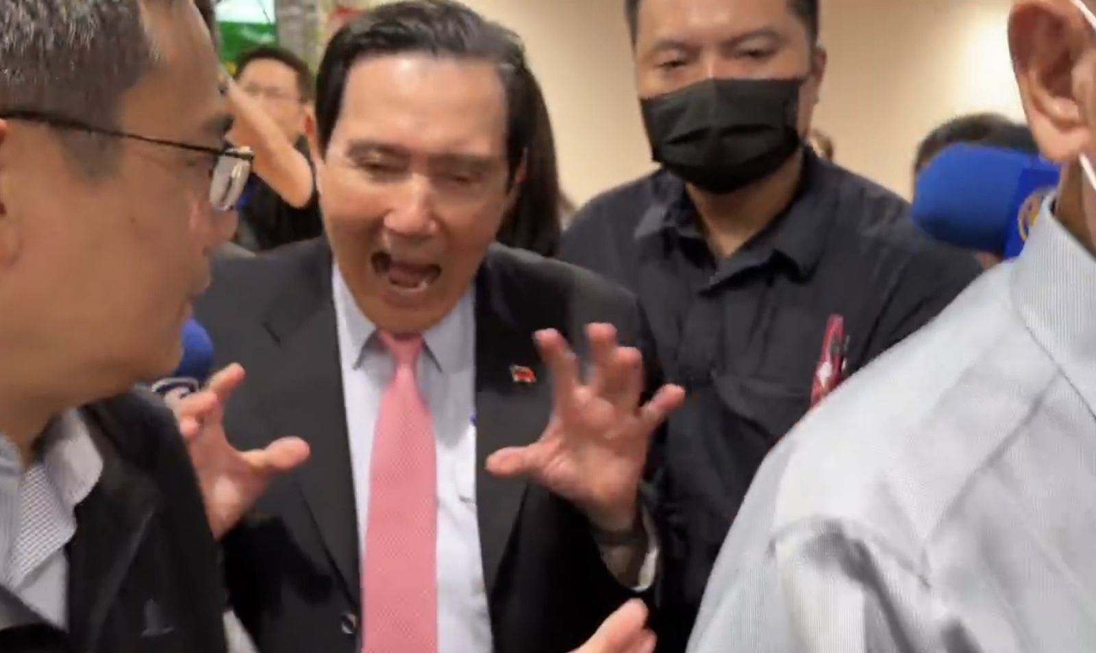 支持誰當國民黨主席?馬英九做鬼臉、手指自己