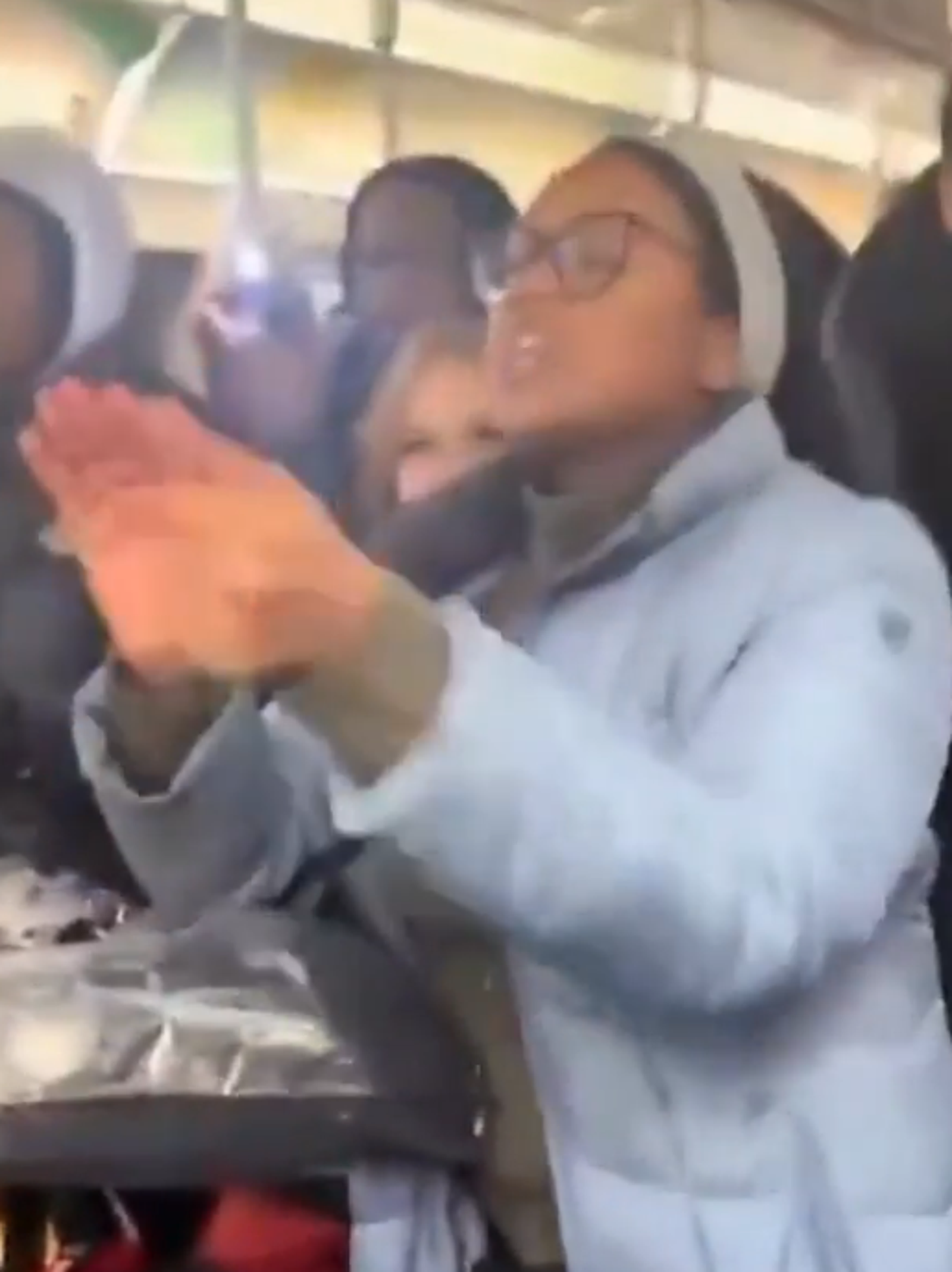 地鐵妹遭黑人女性飆罵15分鐘後神反擊，讓全場氣炸。圖／翻攝自Reddit