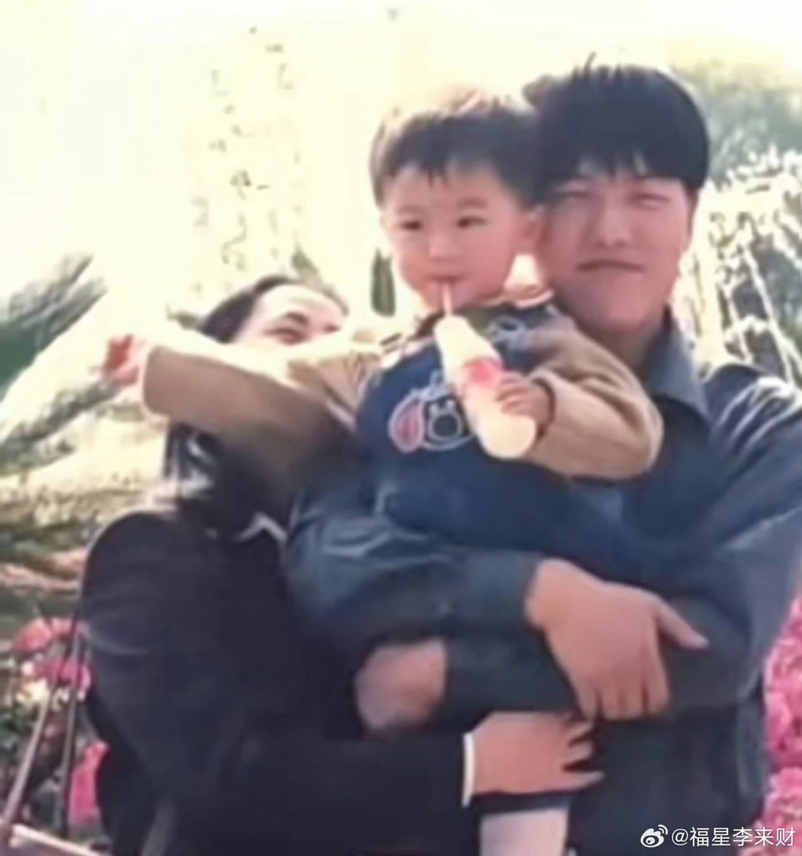 張凌赫大長腿遺傳自爸爸。翻攝自微博