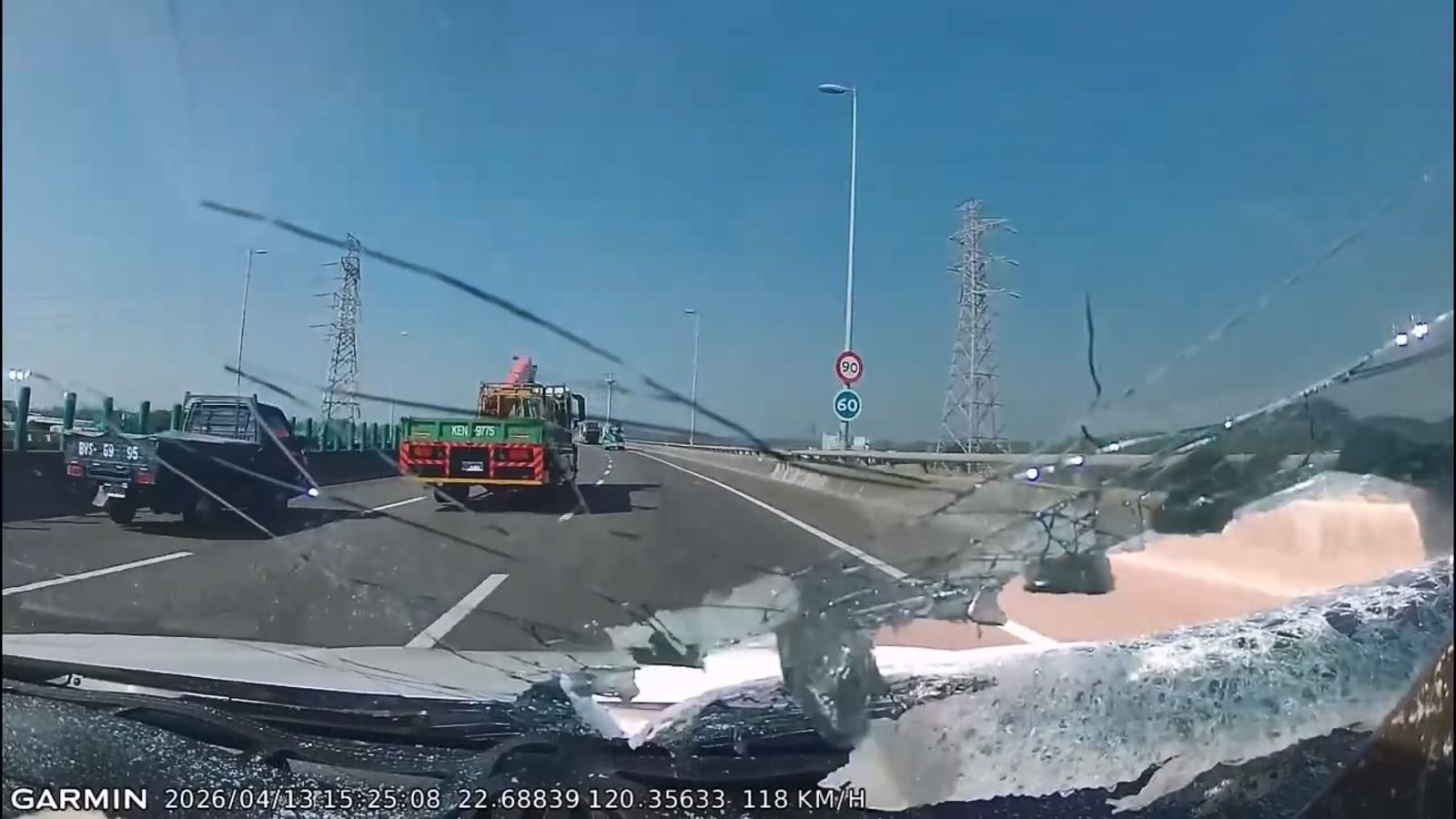 前擋玻璃破了一個大洞，駕駛雖受到驚嚇，仍保持冷靜，慢慢減速靠邊。畫面翻攝fb Leon Chuang