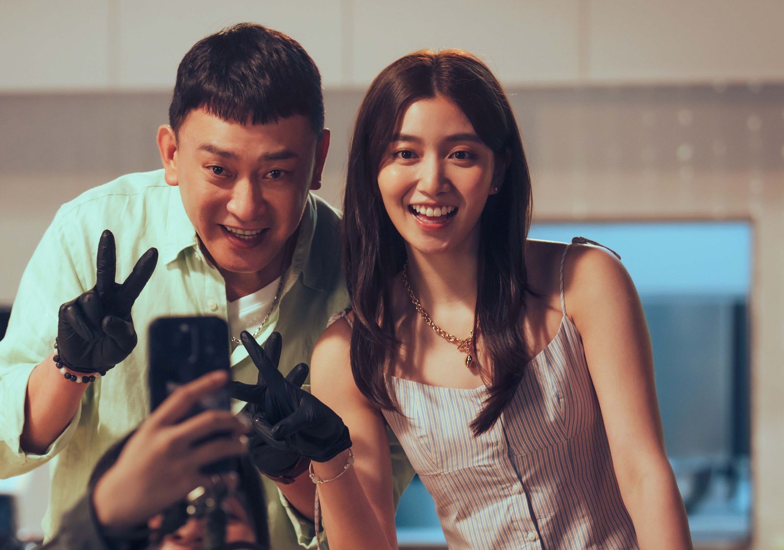 王識賢（左）與陳怡佳在電影《網紅老爸》裡面飾演父女。圖／曼尼娛樂
