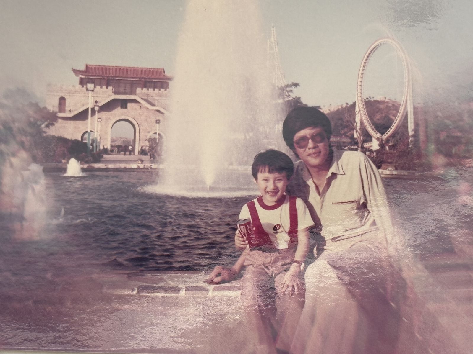 男星早上進廁所「牆上血漬斑斑」　「棉被包父親」扛下樓送急救