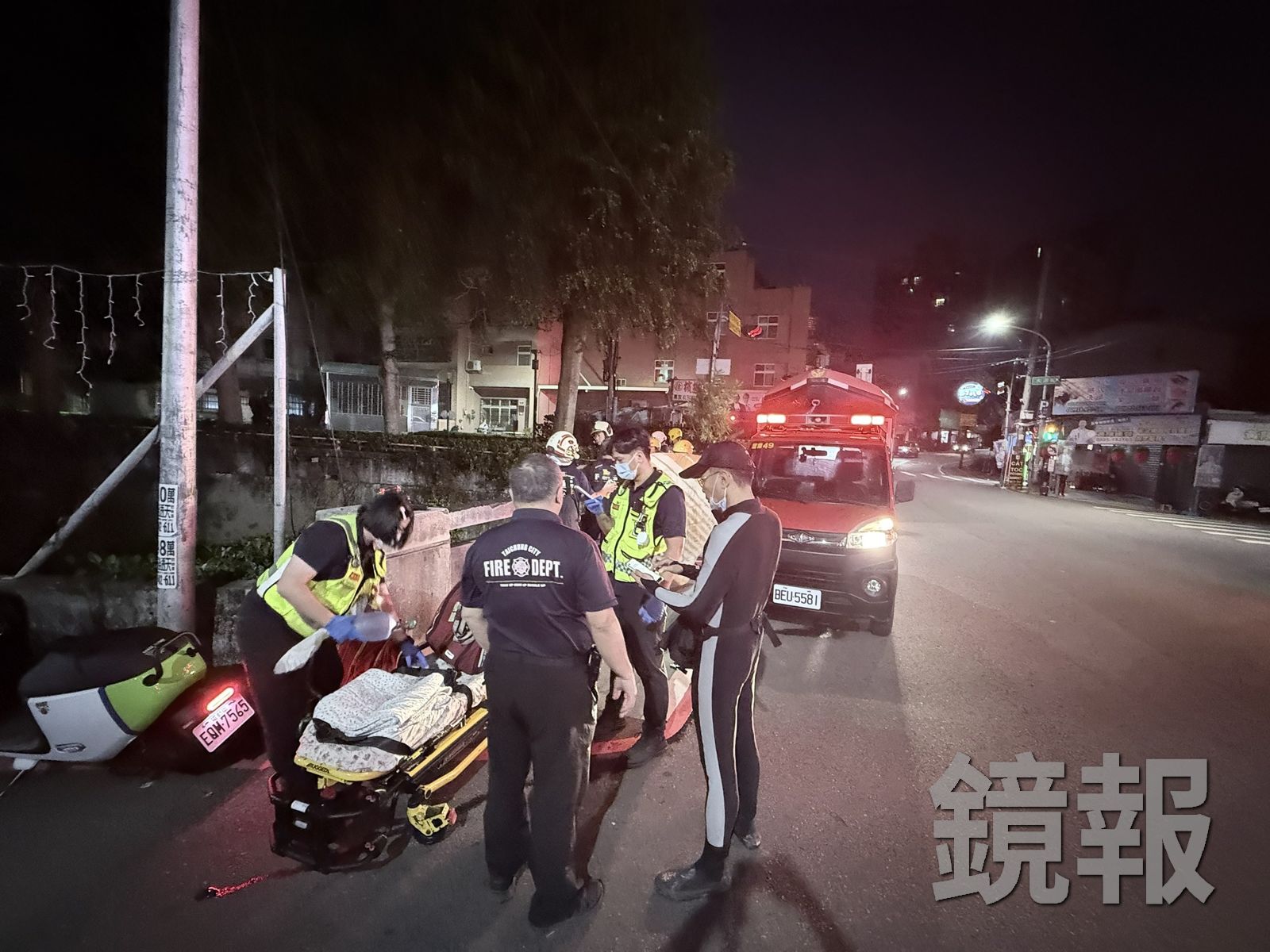 機車騎士王男掉落到圳溝內,警消到場展開救援。圖/民眾提供
