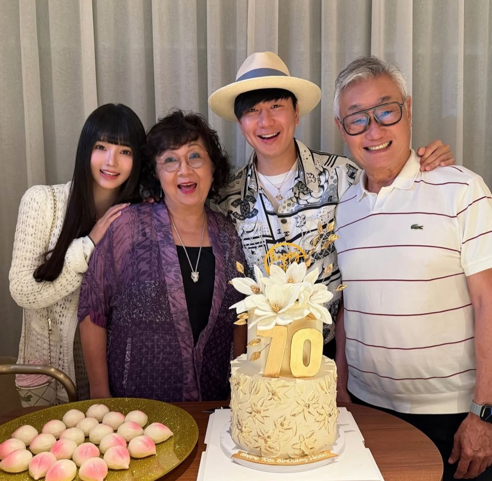 林俊傑（右2）29日在IG分享帶七七（左）陪爸媽慶生的照片。翻攝jjlin IG