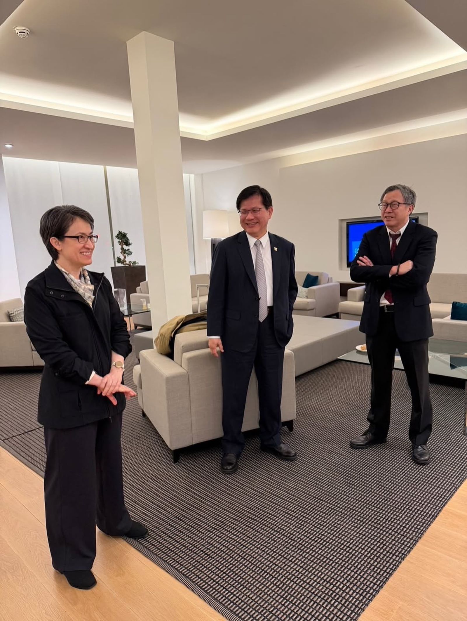 外交是一種手段也是一種藝術，有實質意義也有象徵意義。圖／林佳龍IG（droganforpeople）