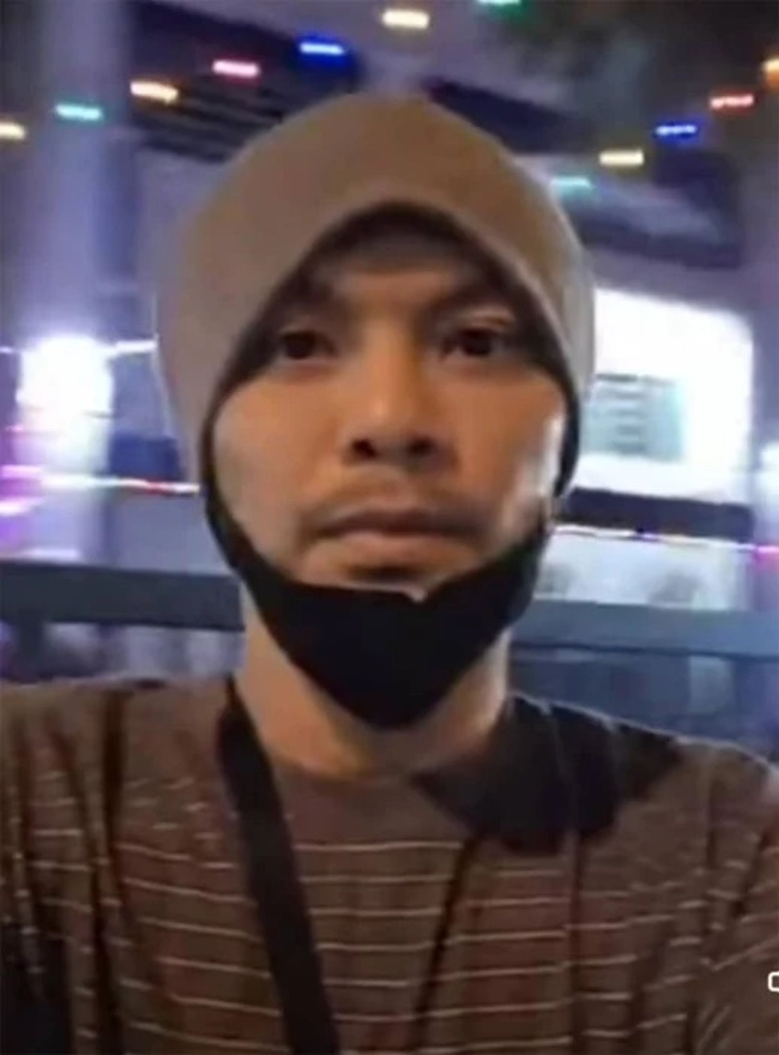 黃明志警局前自拍。翻攝中國報