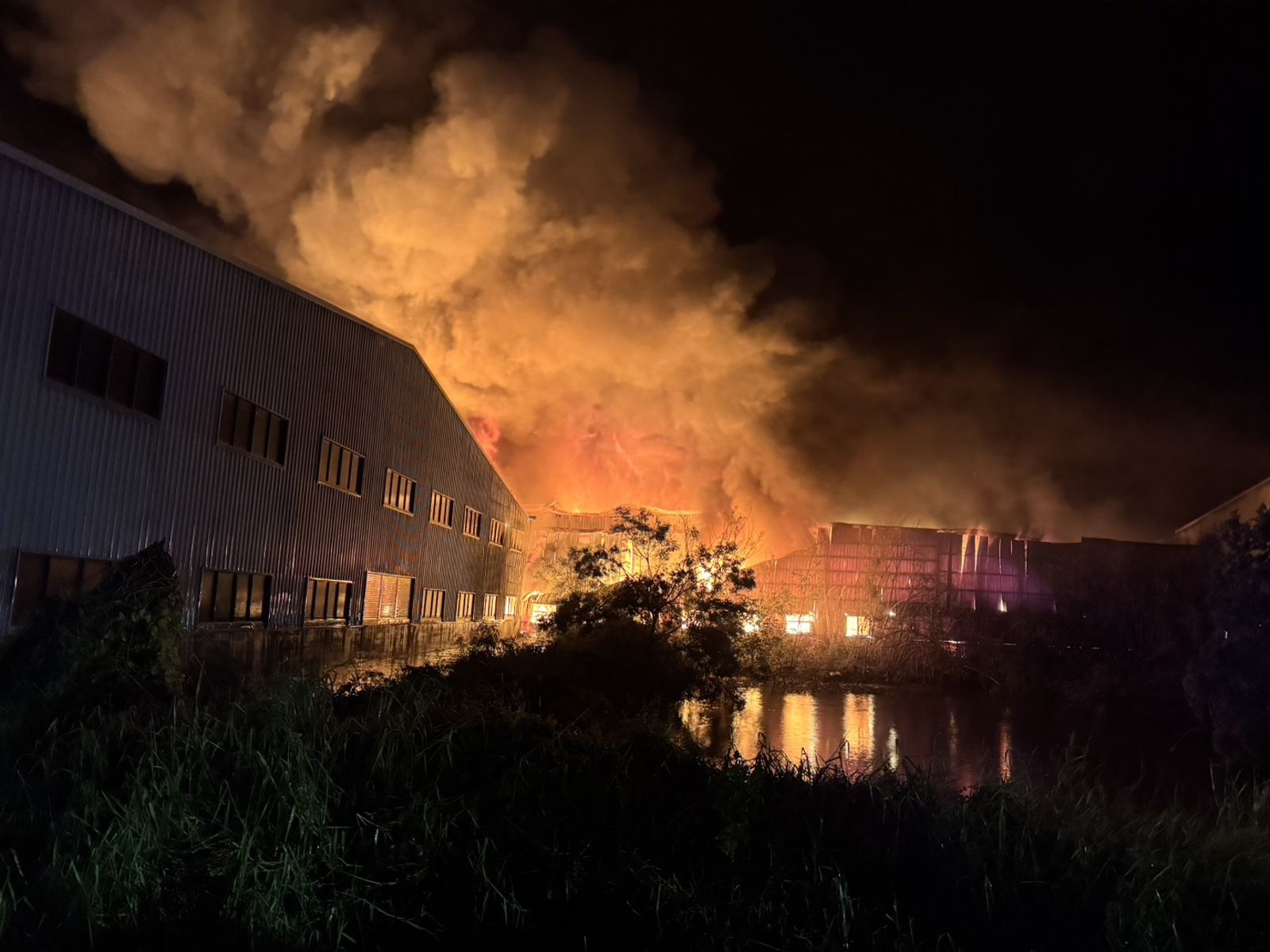 有片／台南凱士士廠房深夜拉警報　上千坪廠房陷入火海