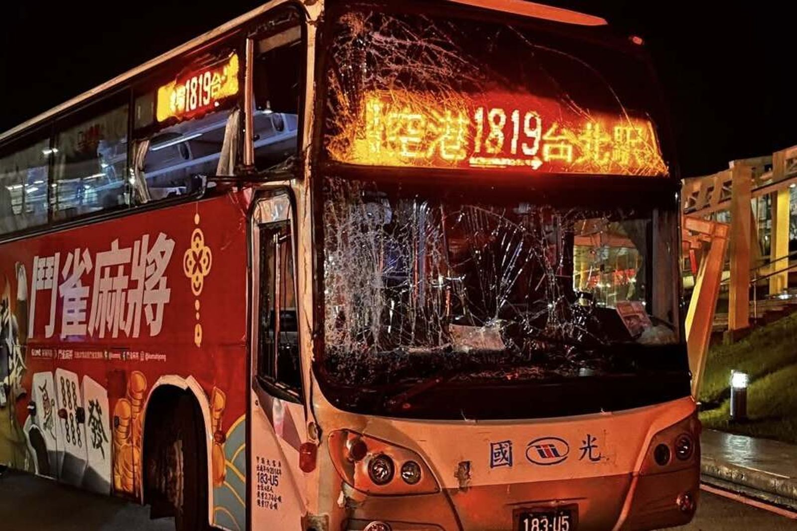 國光客運桃機自撞！9台人、22外籍旅客受傷送醫　肇事原因曝光