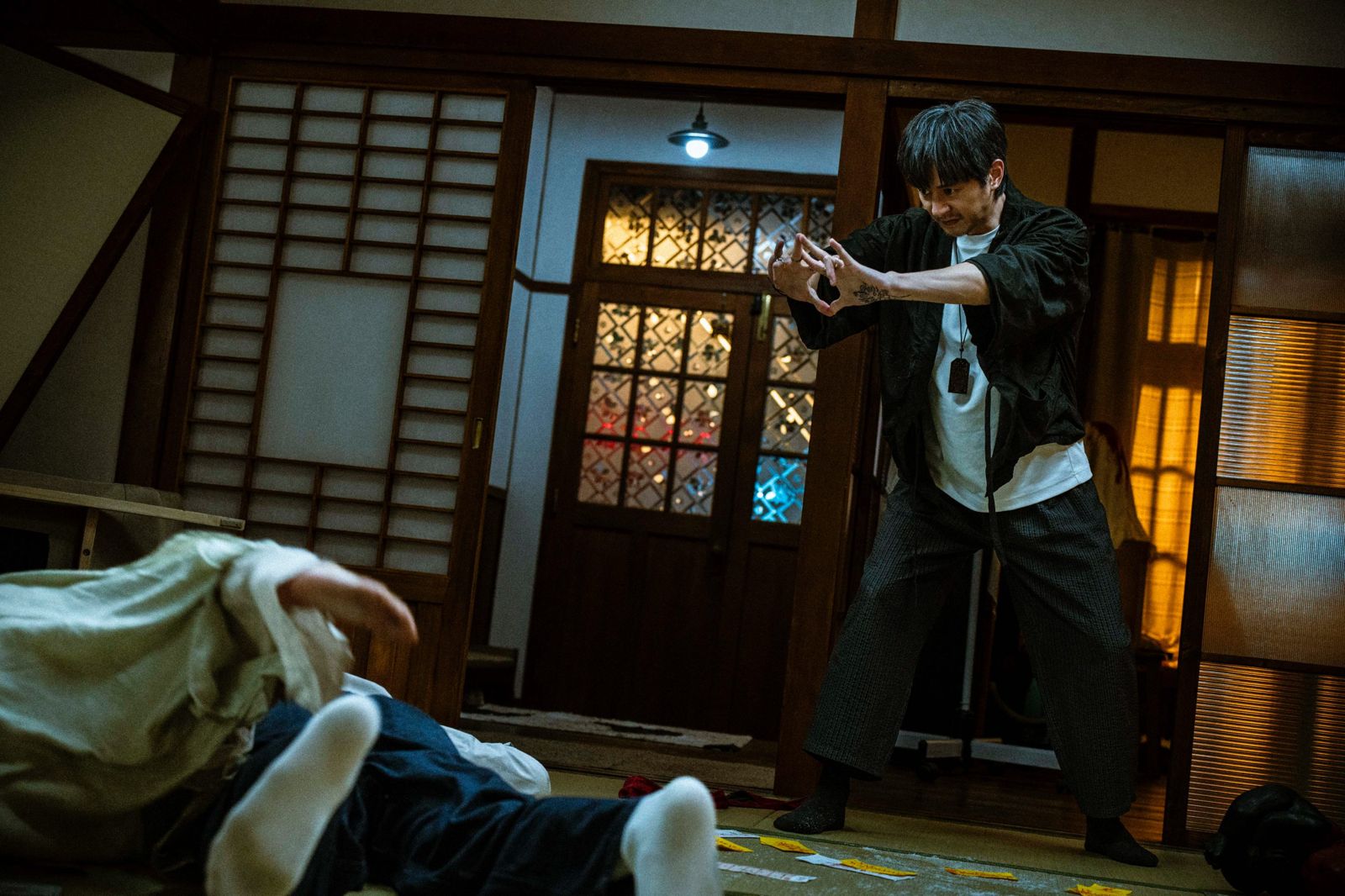 張軒睿為《泥娃娃》體驗觀落陰 見習道長穿20公斤道袍、苦練結手印與毛筆畫符